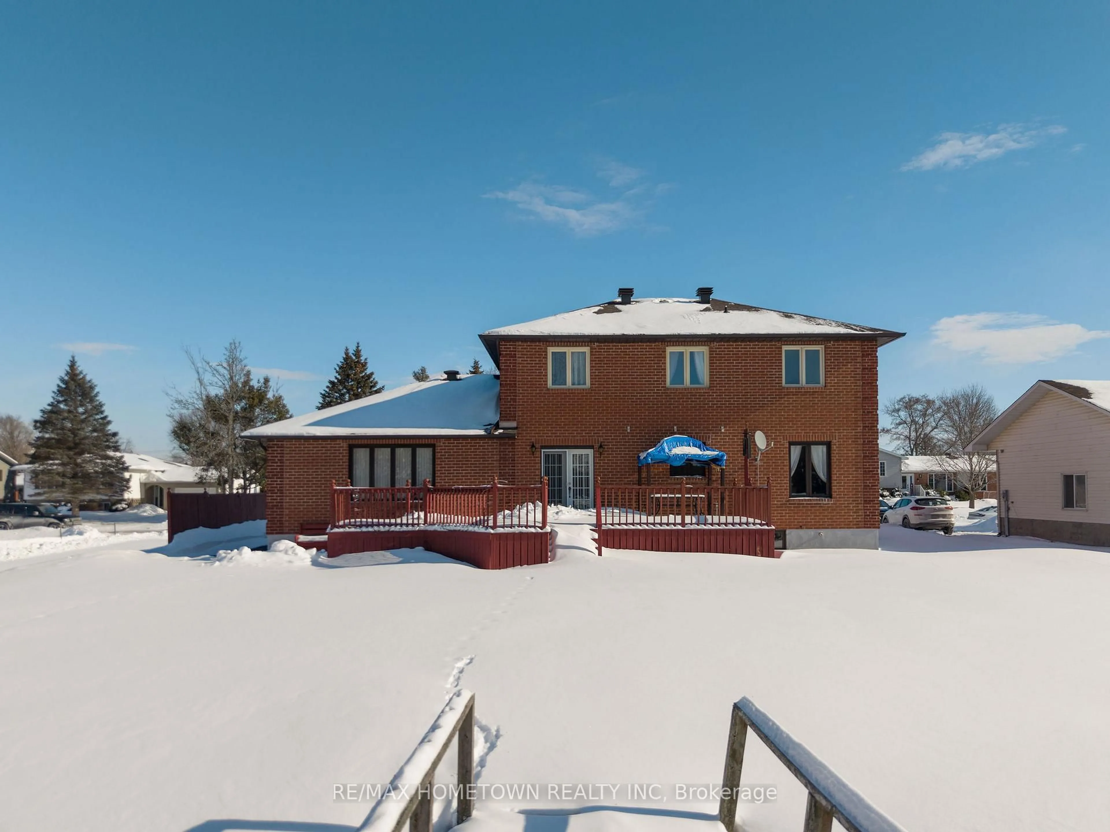 A pic from outside/outdoor area/front of a property/back of a property/a pic from drone, unknown for 12 Fairholme Dr, South Dundas Ontario K0C 1X0