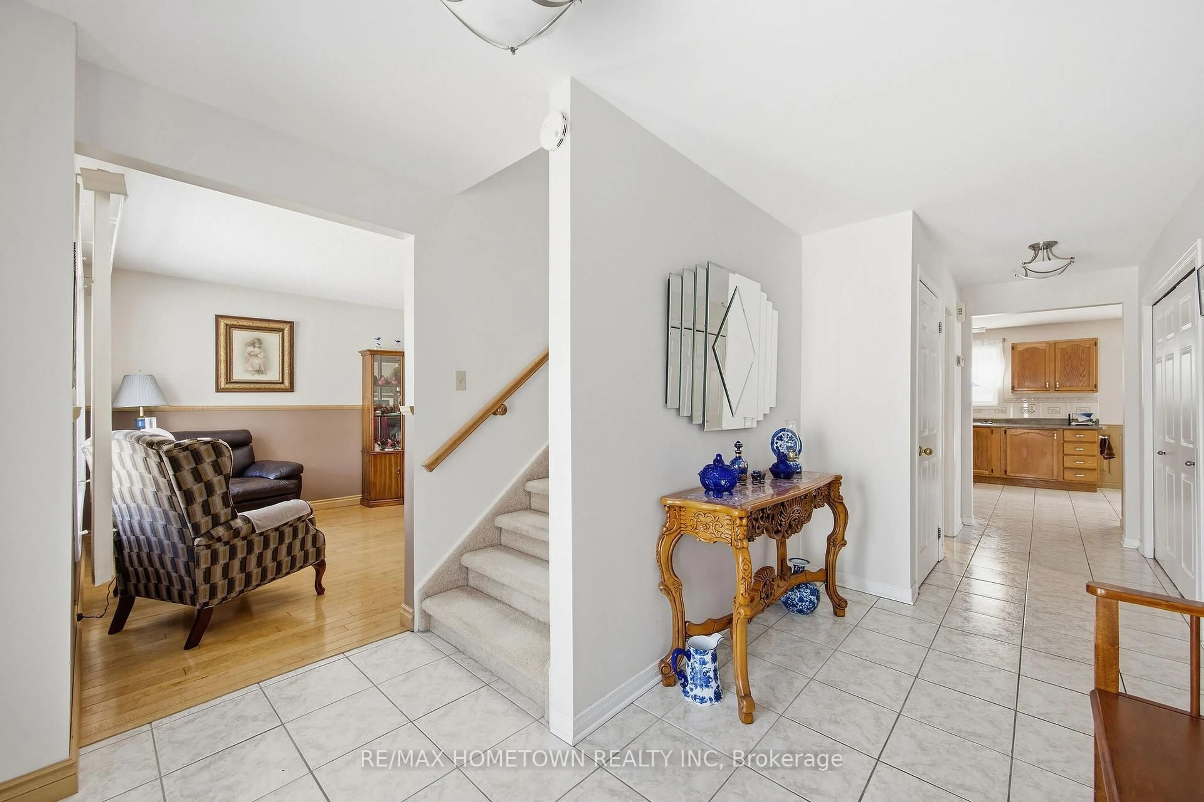 Indoor entryway for 12 Fairholme Dr, South Dundas Ontario K0C 1X0