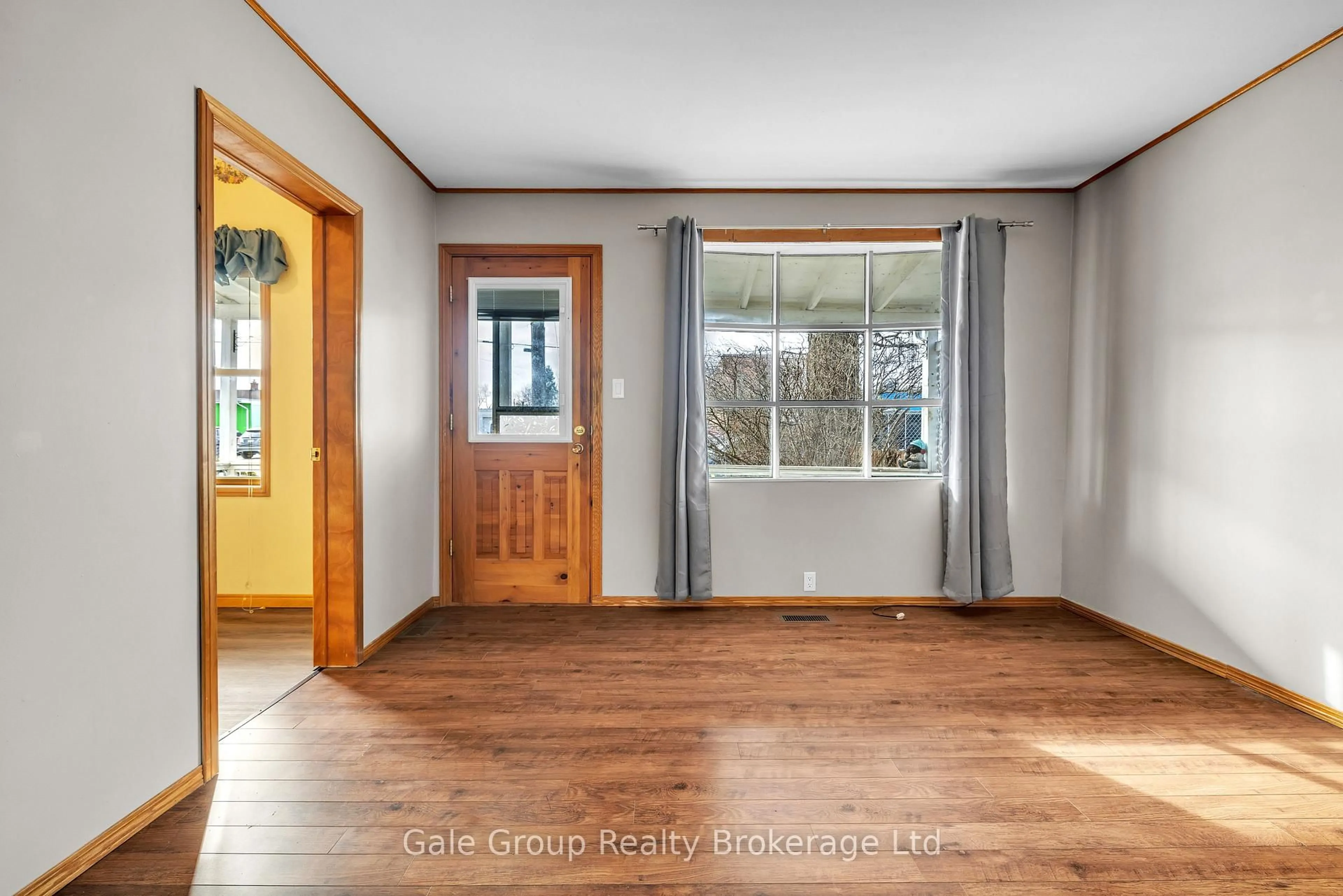 Indoor entryway for 528 South St, London East Ontario N6B 1C3