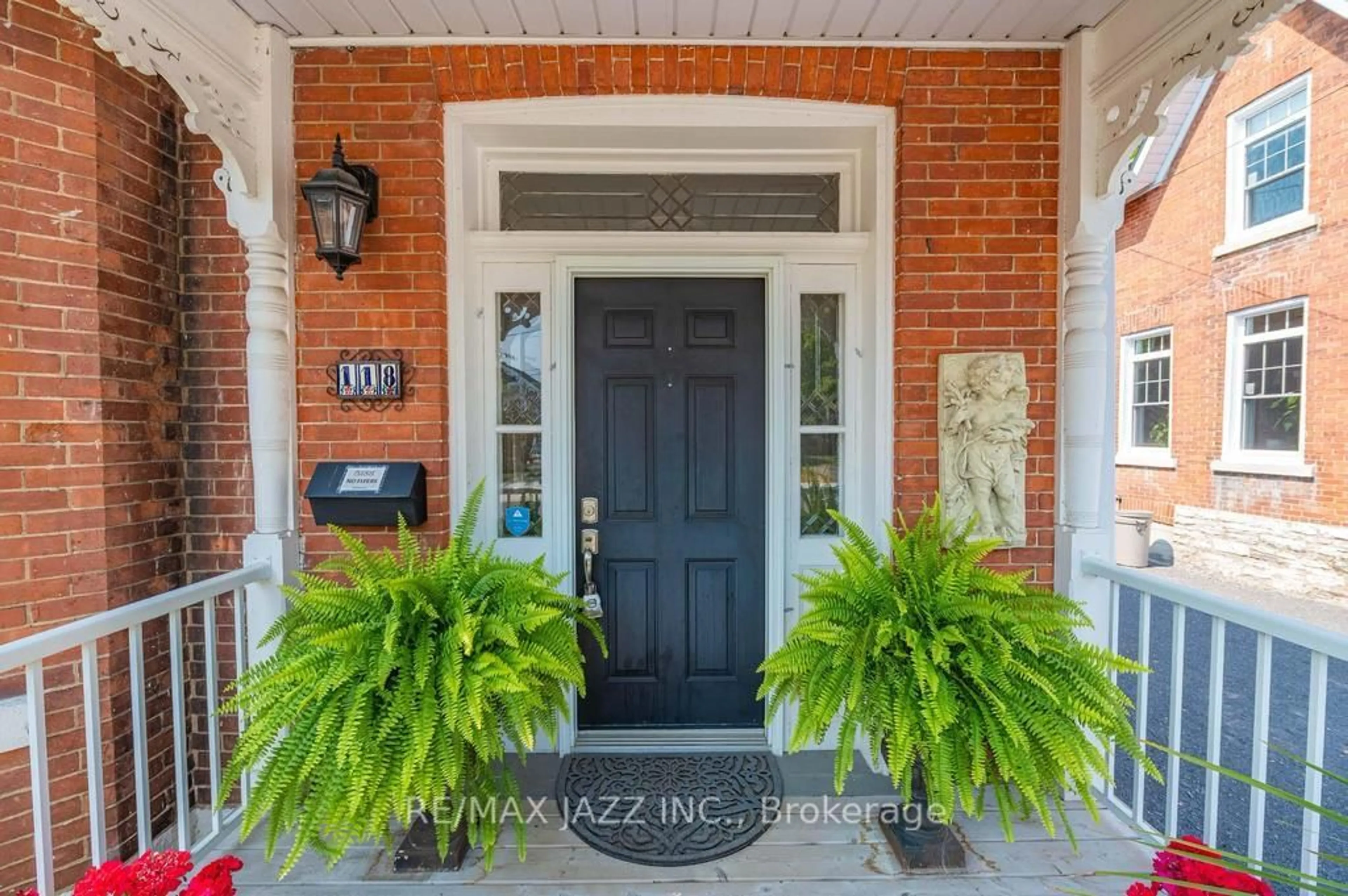 Indoor entryway for 118 Richard St, Greater Napanee Ontario K7R 2T4