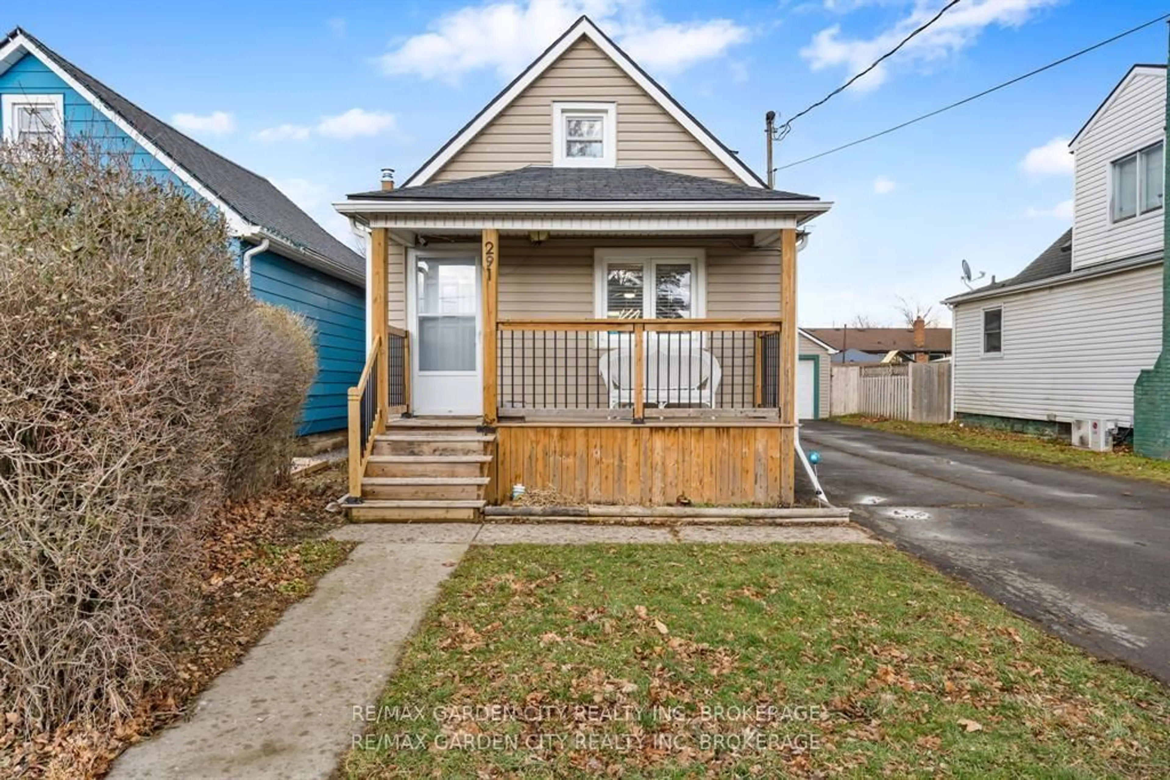 Home with vinyl exterior material, street for 291 ALBERTA St, Welland Ontario L3B 2W1