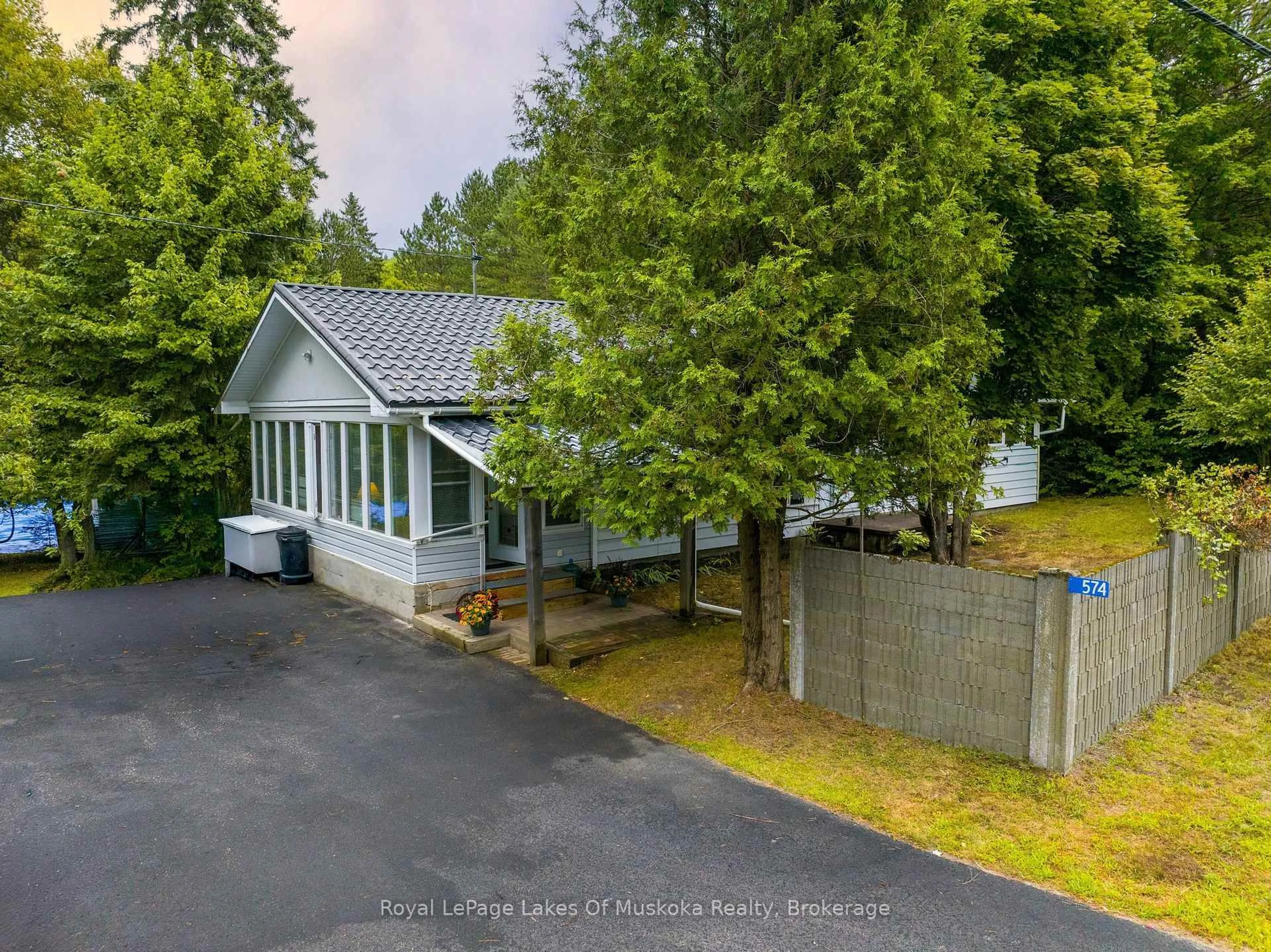 A pic from outside/outdoor area/front of a property/back of a property/a pic from drone, unknown for 574 Ravenscliffe Rd, Huntsville Ontario P1H 1N5