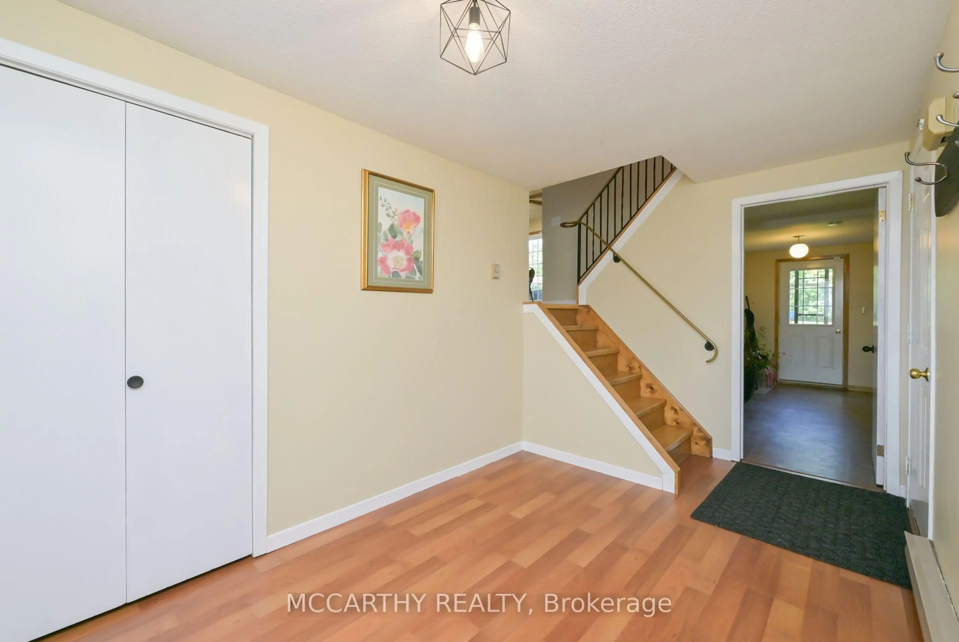 Indoor entryway for 130 Franklyn St, Shelburne Ontario L9V 2Y3