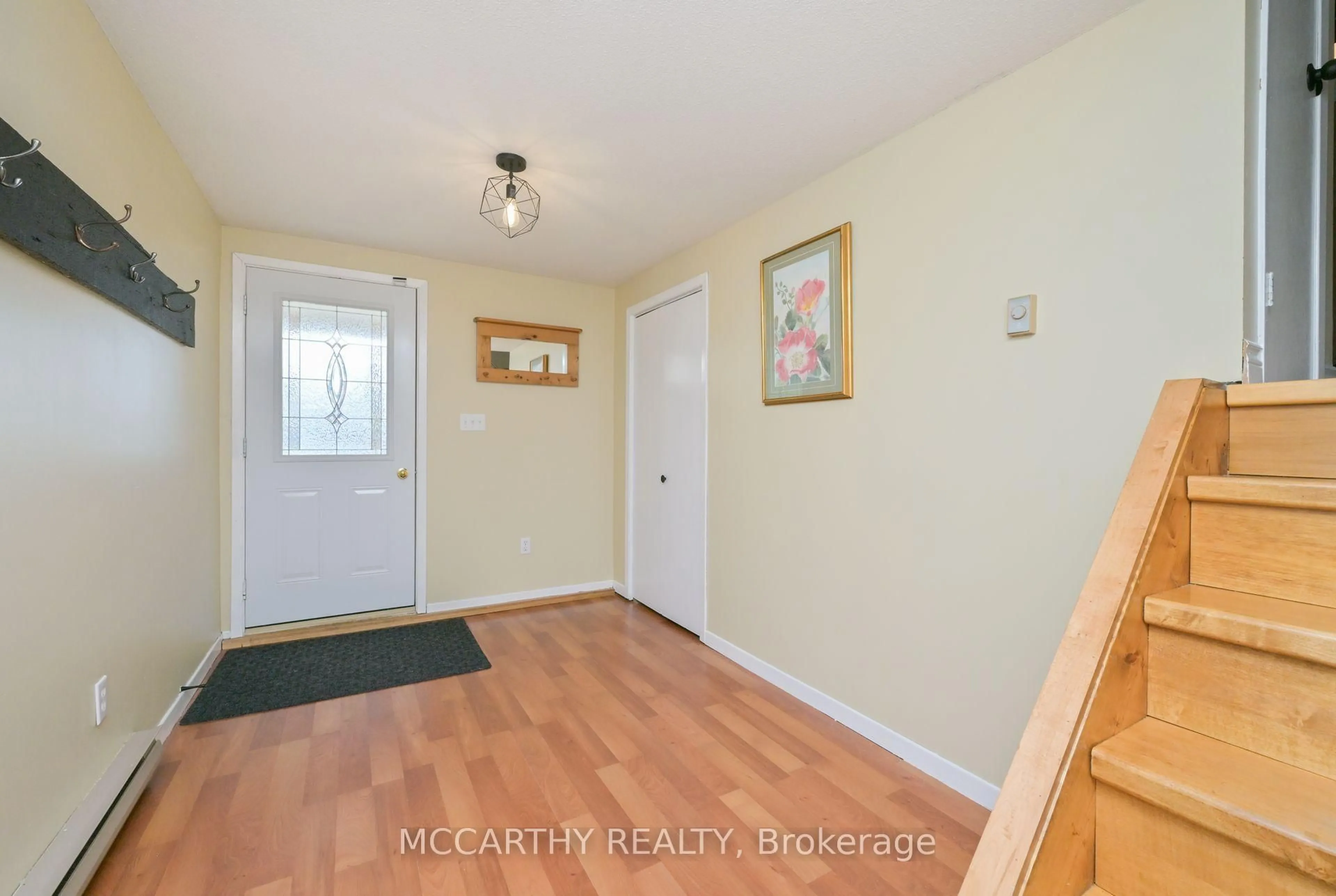 Indoor entryway for 130 Franklyn St, Shelburne Ontario L9V 2Y3