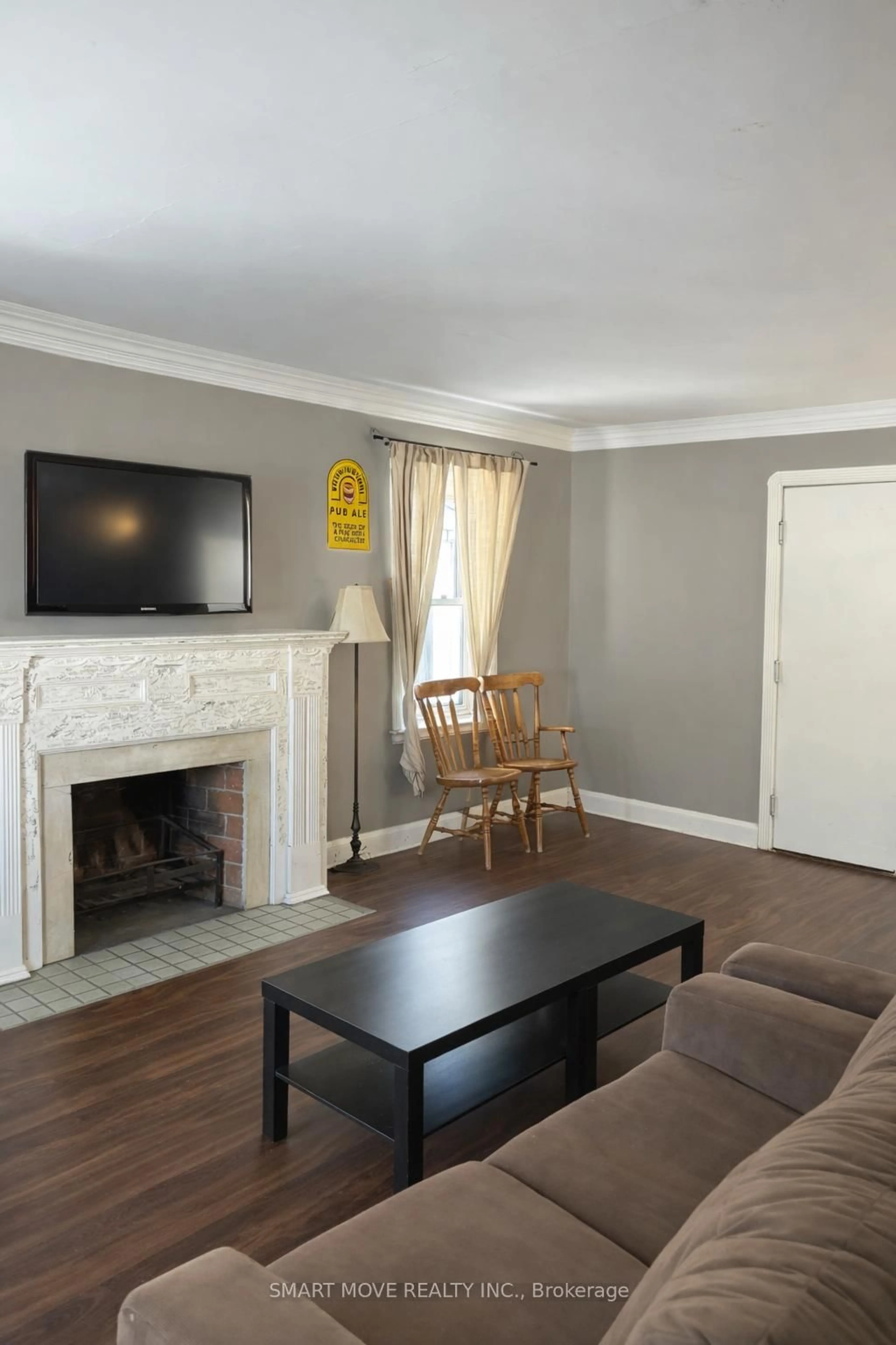 Living room with furniture, wood/laminate floor for 173 Regent St, London East Ontario N6A 2G7