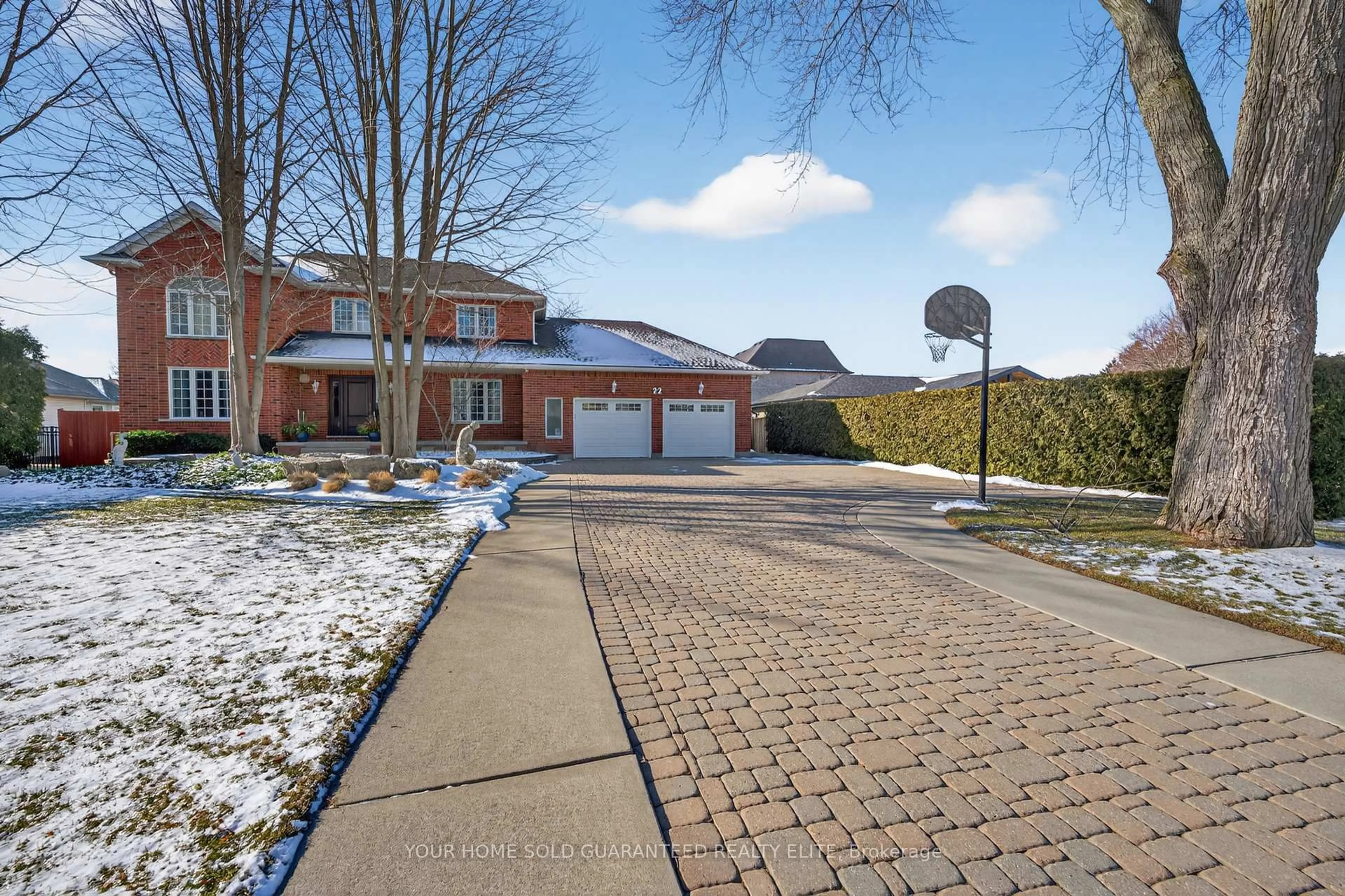 A pic from outside/outdoor area/front of a property/back of a property/a pic from drone, street for 22 Wendakee Dr, Hamilton Ontario L8E 5T3