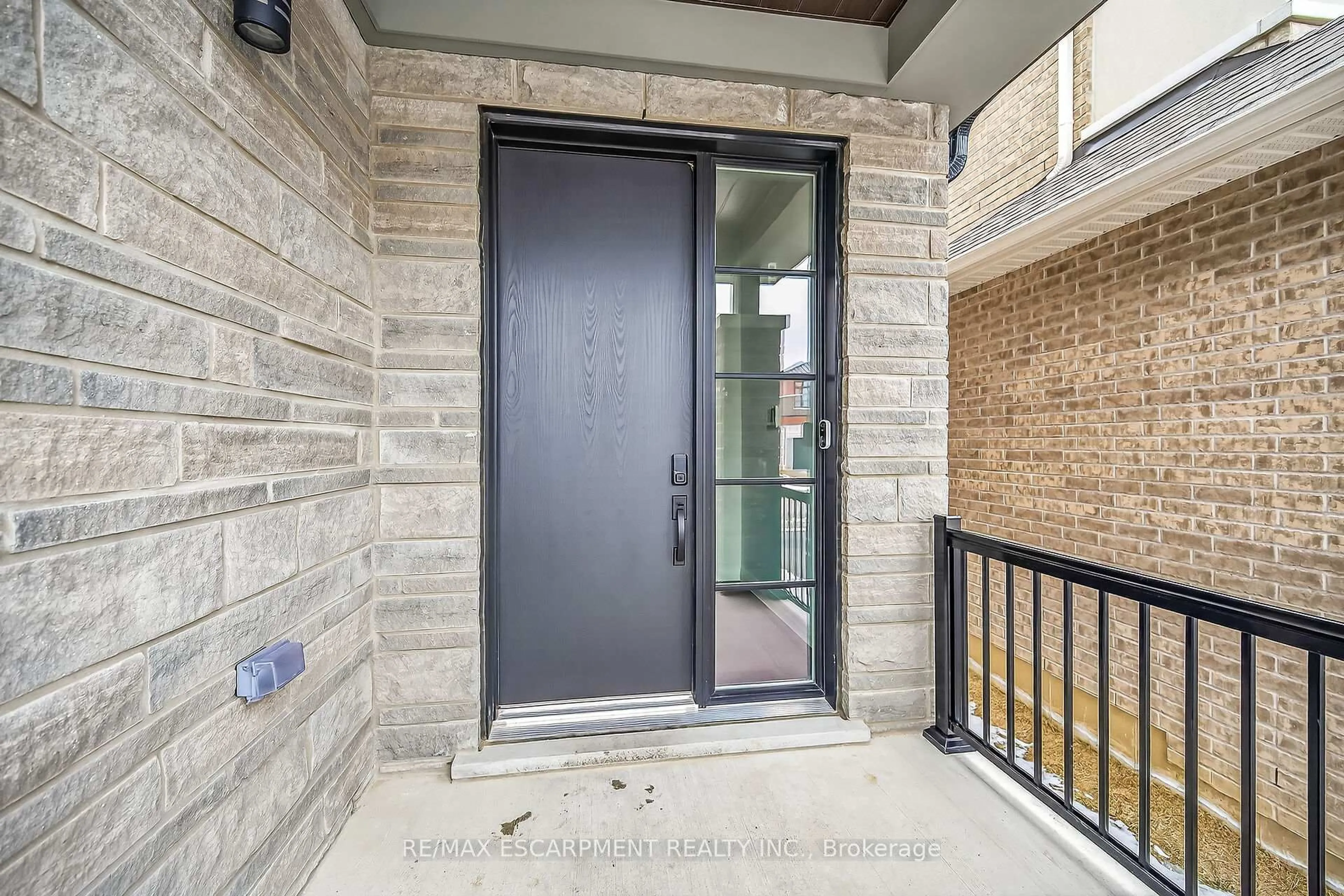 Indoor entryway for 12 Shady Oaks Tr, Hamilton Ontario L9B 0E9
