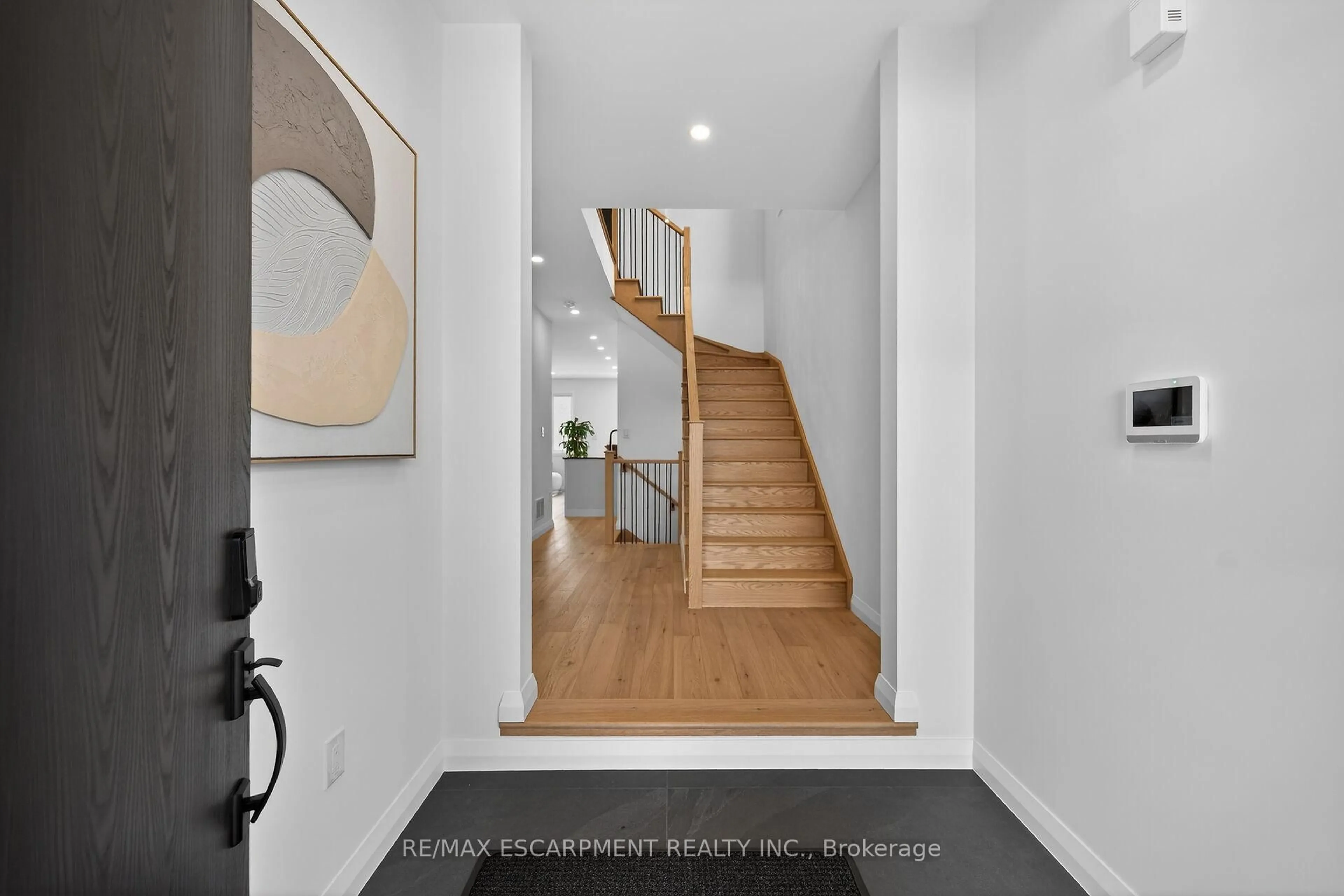 Indoor entryway for 12 Shady Oaks Tr, Hamilton Ontario L9B 0E9