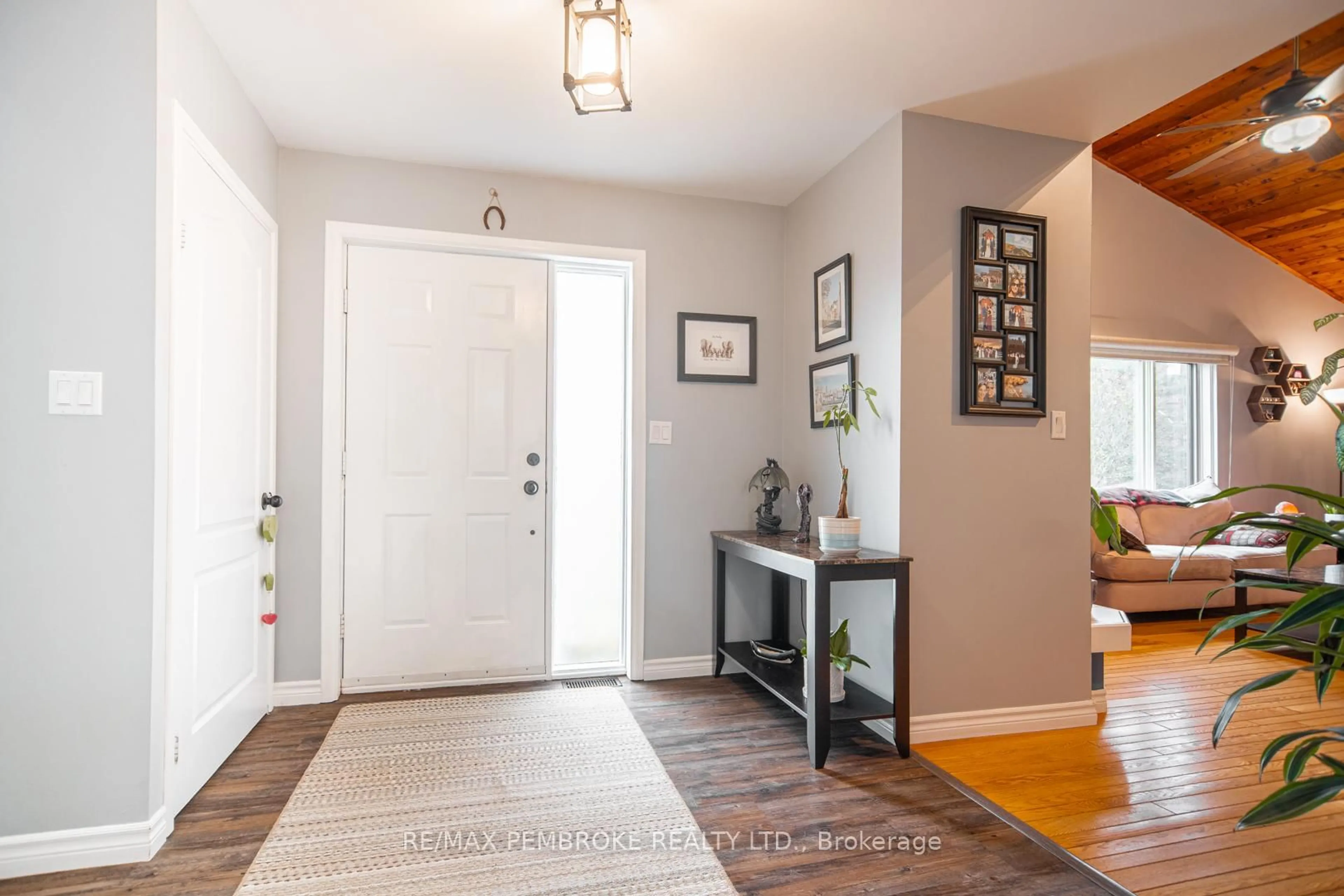 Indoor entryway for 177 Sylvan Dr, Petawawa Ontario K8A 6W7