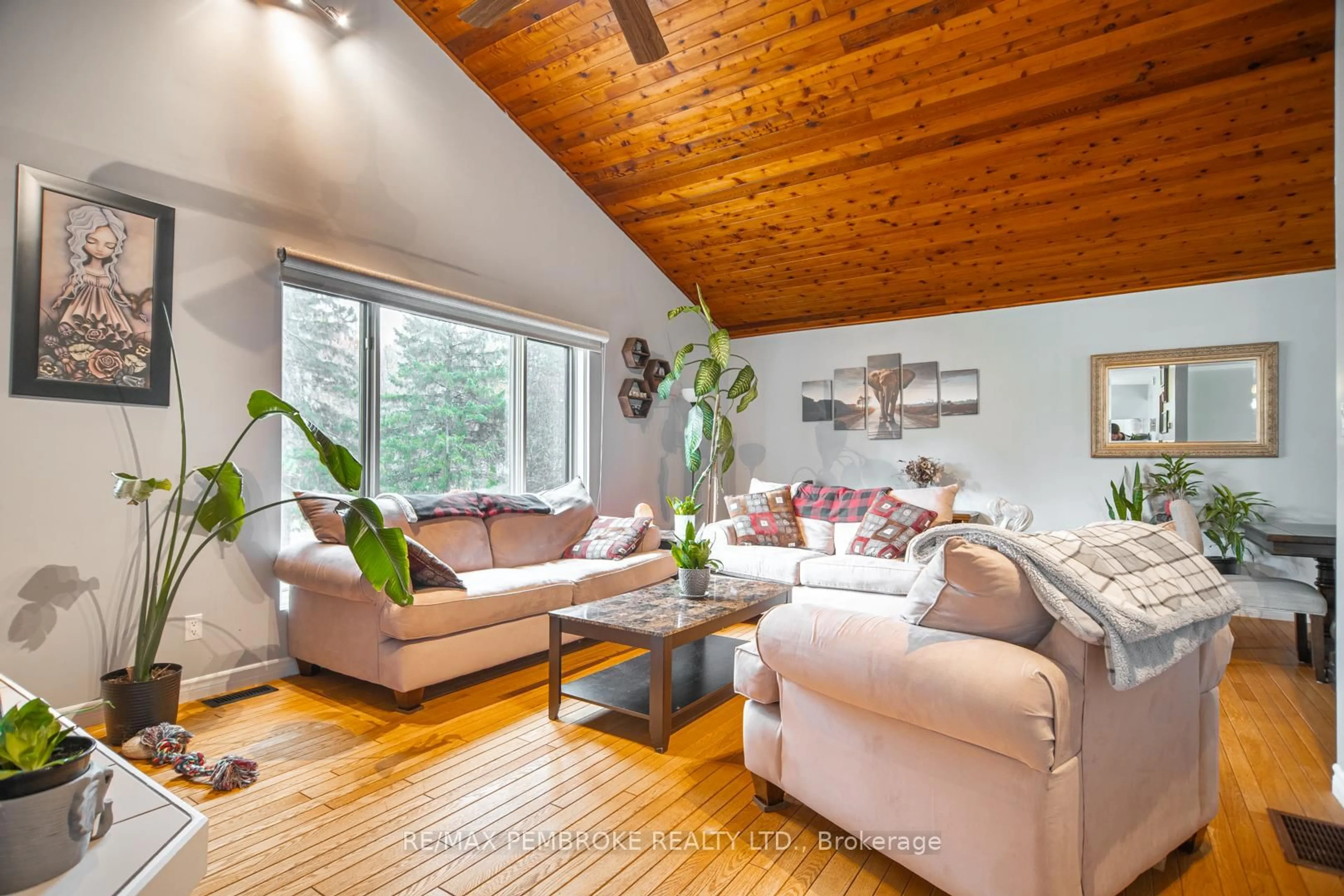 Living room with furniture, wood/laminate floor for 177 Sylvan Dr, Petawawa Ontario K8A 6W7