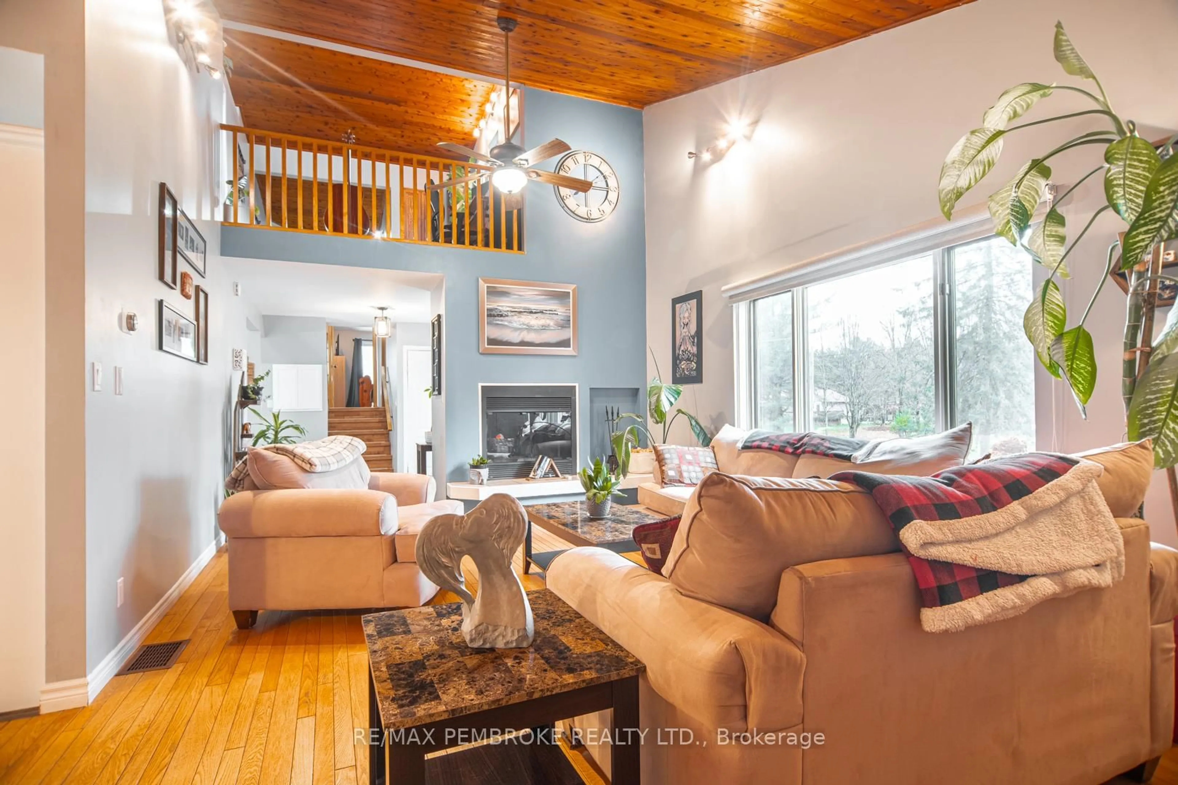 Living room with furniture, wood/laminate floor for 177 Sylvan Dr, Petawawa Ontario K8A 6W7