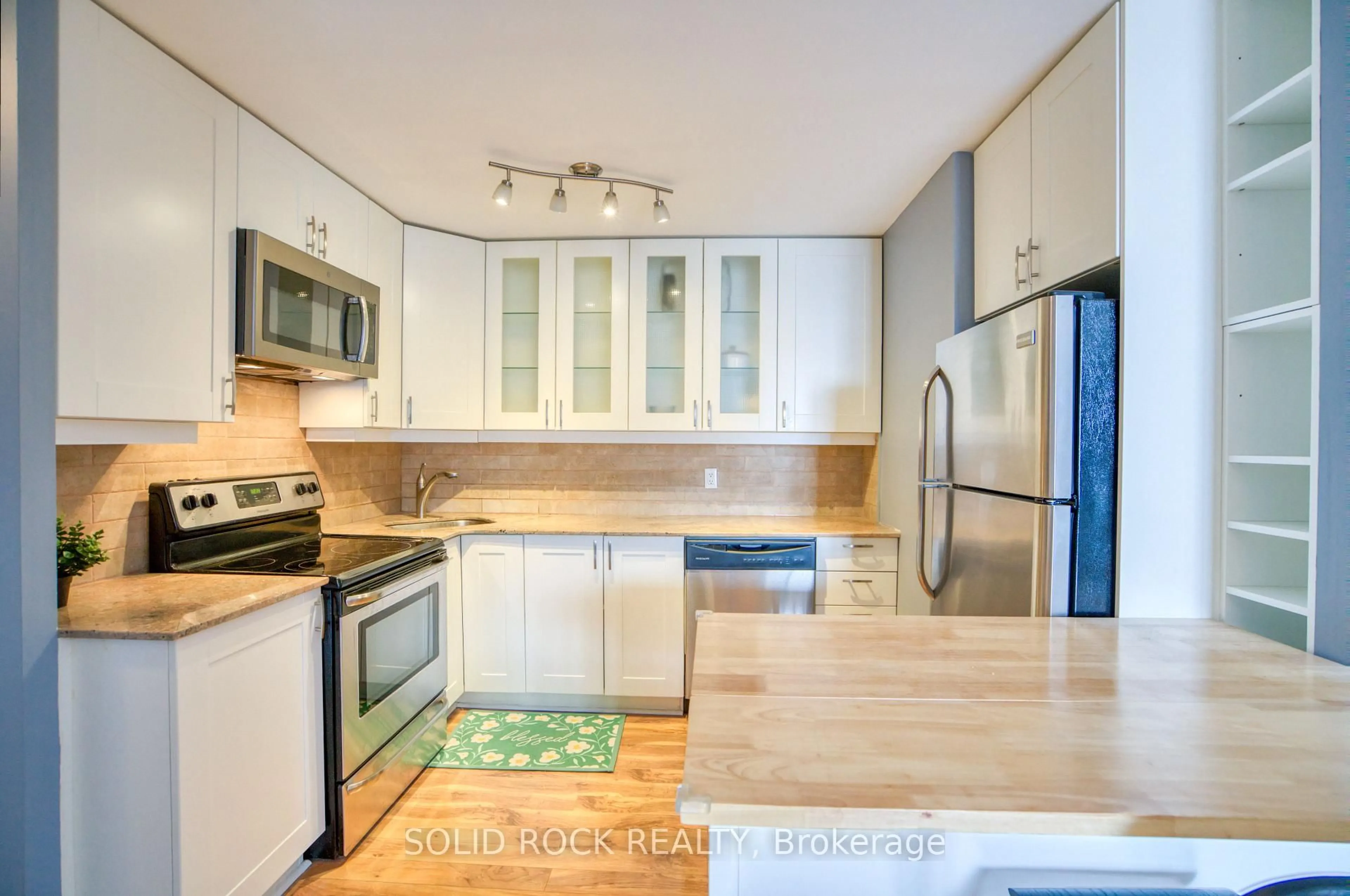 Standard kitchen, wood/laminate floor for 475 Laurier Ave #1907, Ottawa Ontario K1R 7X1