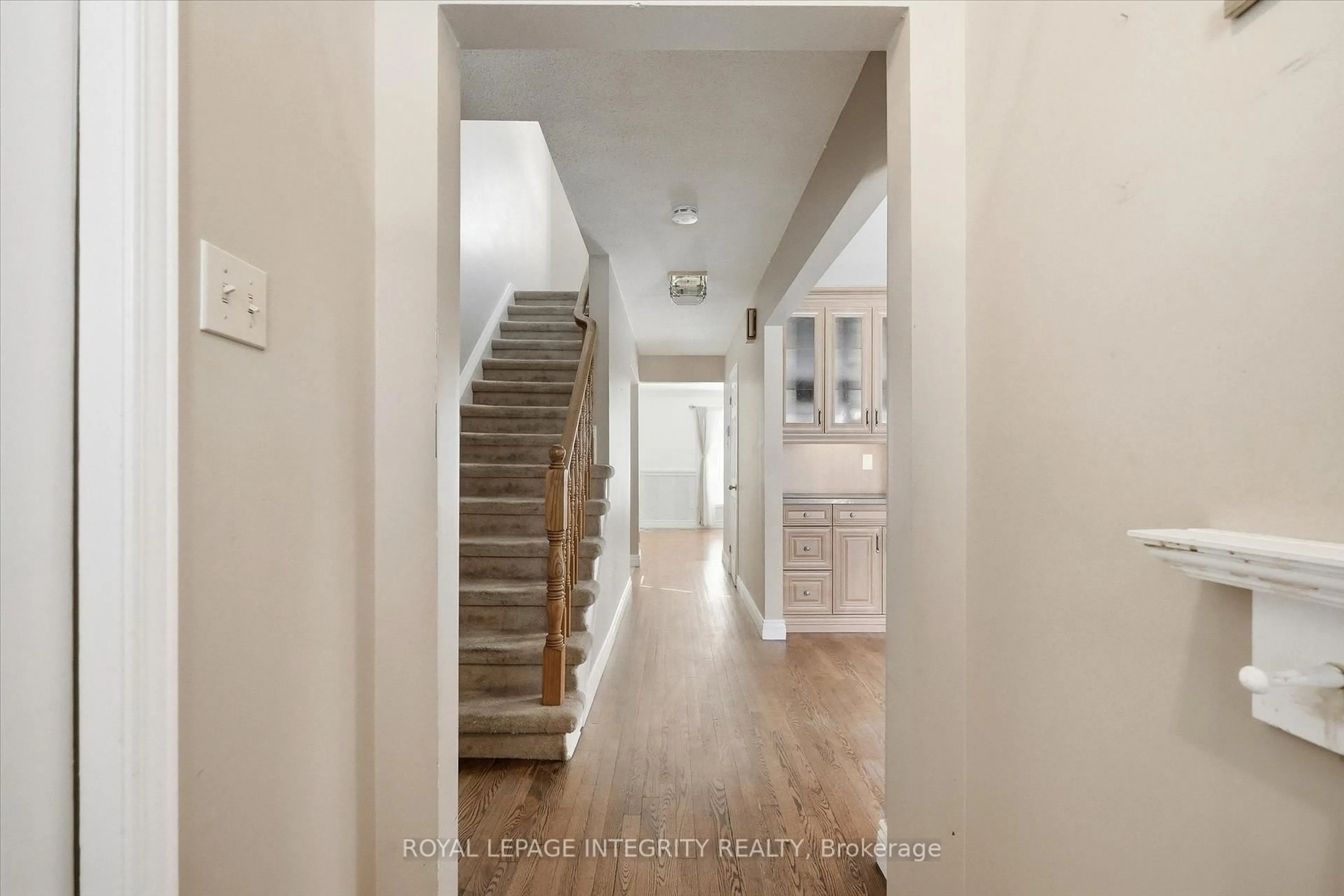 Indoor entryway for 1735 Bonaventure Terr, Orleans Ontario K1C 1W5