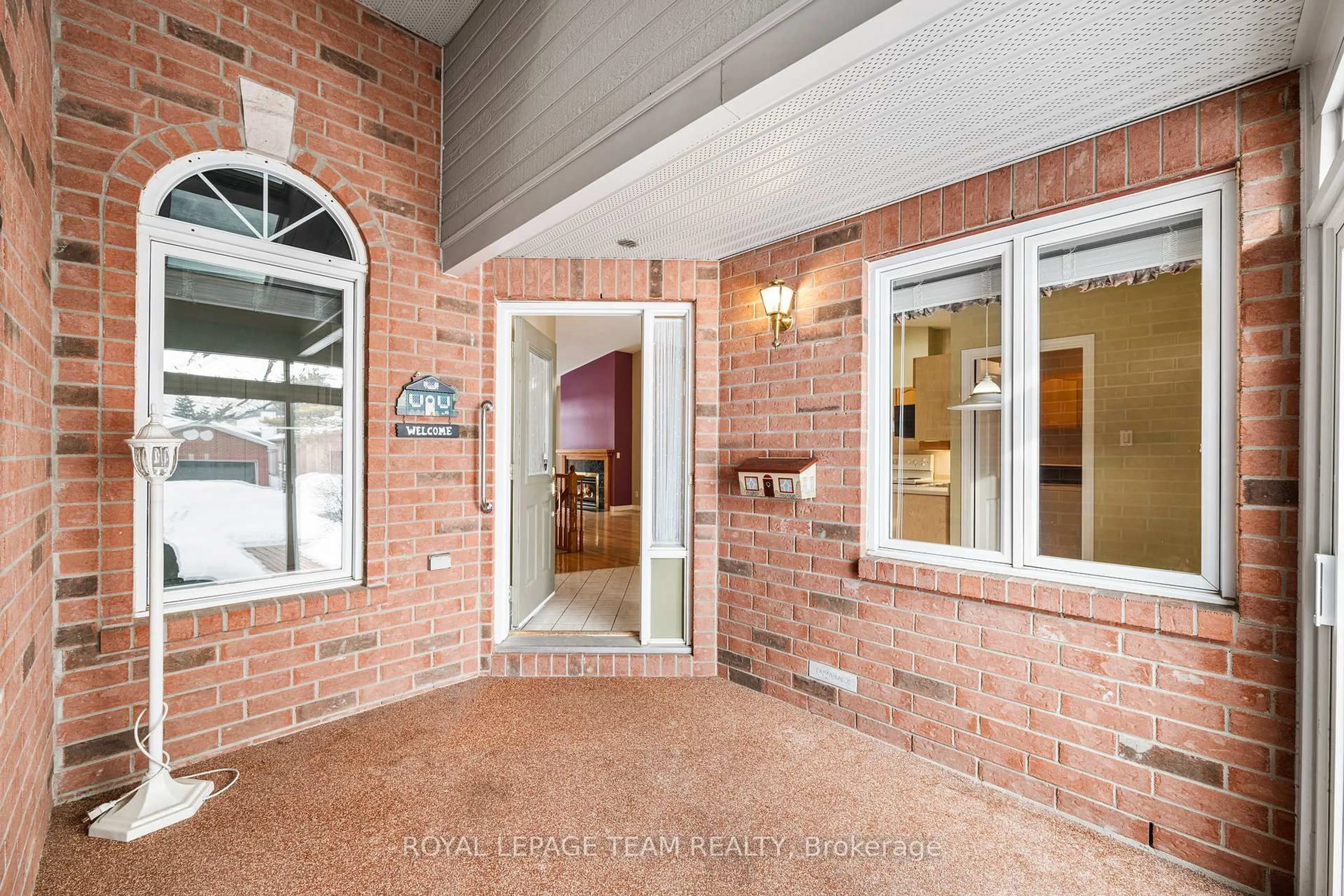 Indoor foyer for 10 Quinterra Crt, Ottawa Ontario K1V 0W6