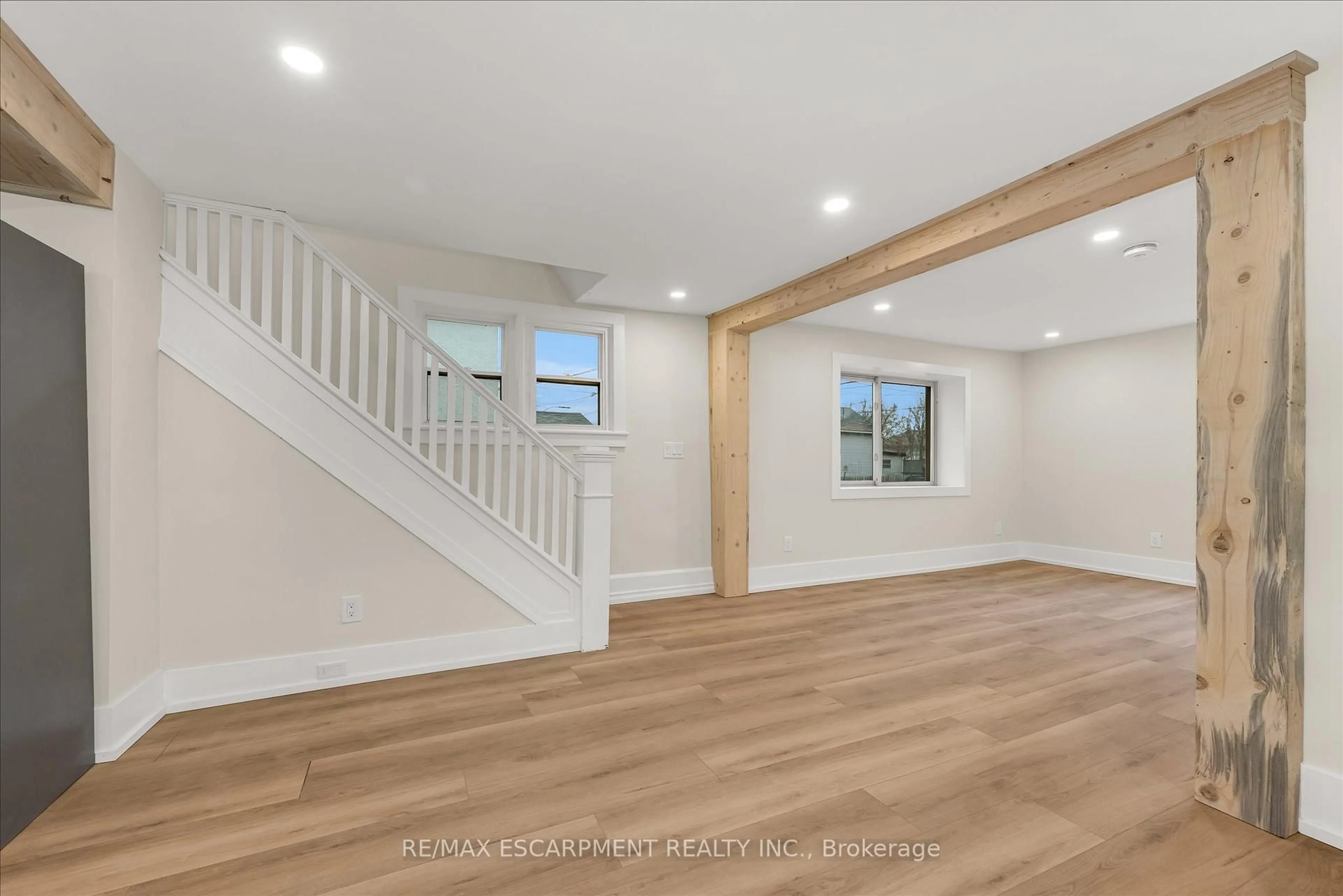 Unknown for 11 Albina St, Welland Ontario L3C 1P2