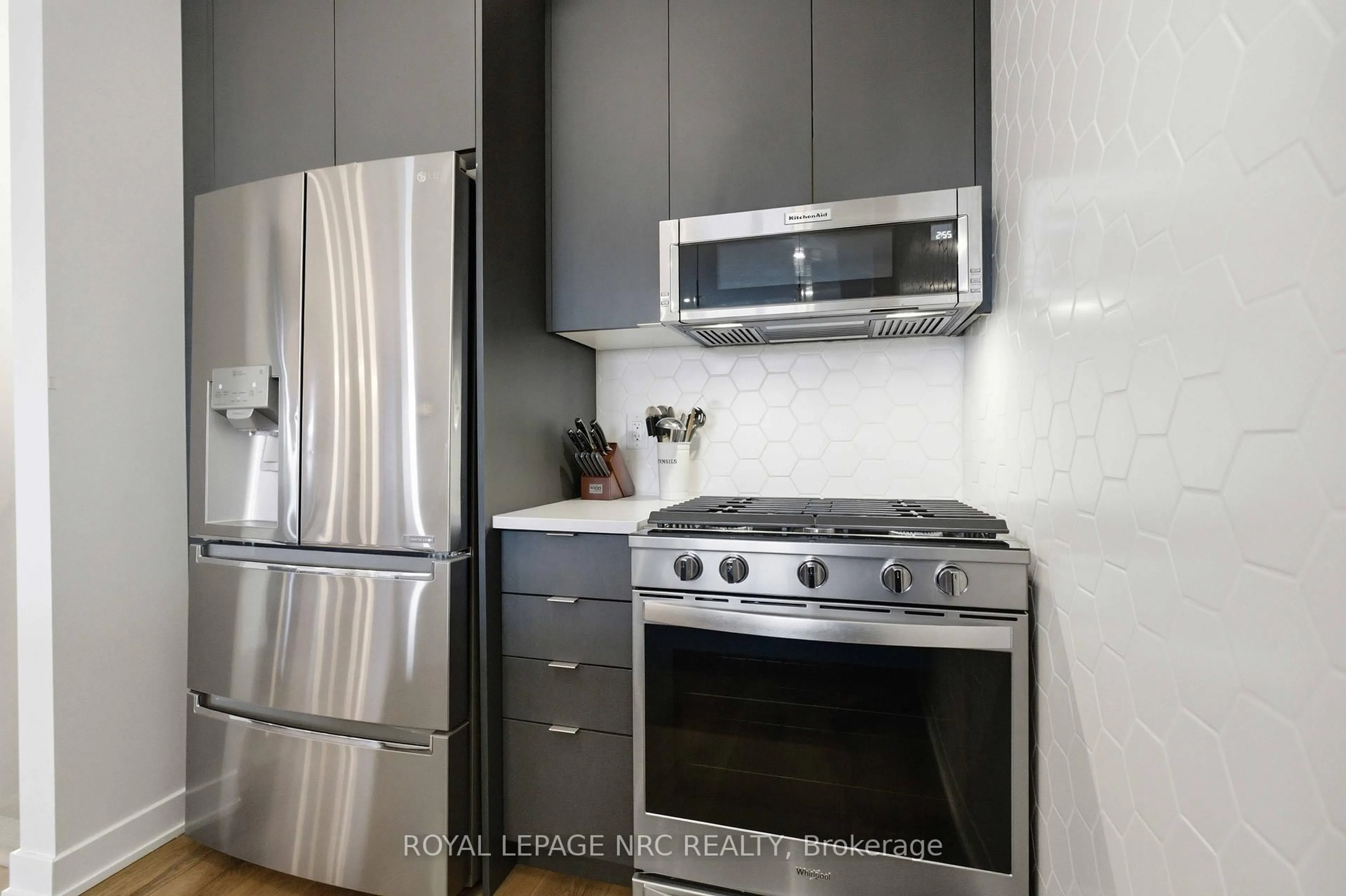 Standard kitchen, unknown for 590 North Service Rd #66, Hamilton Ontario L8E 0K5