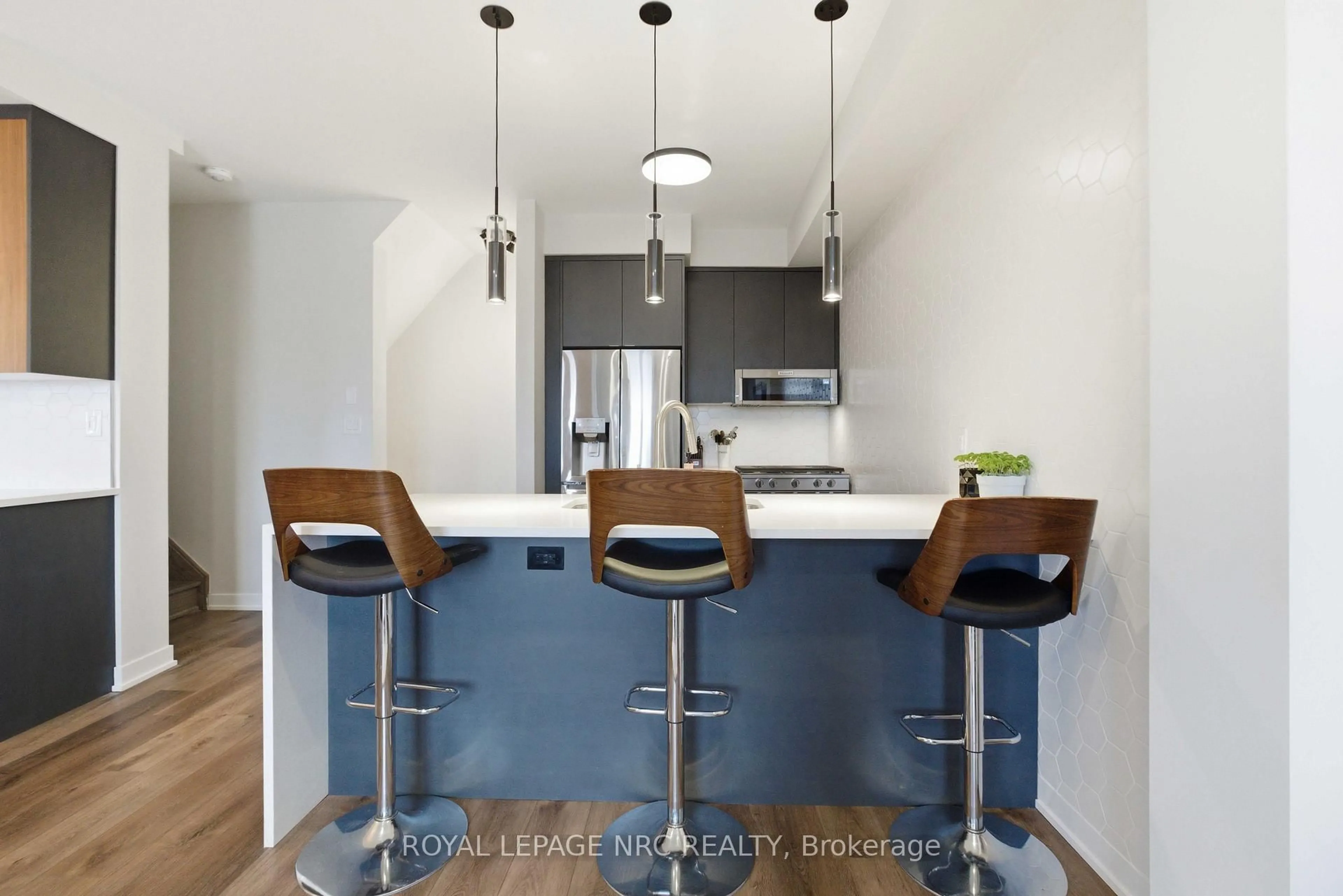 Contemporary kitchen, unknown for 590 North Service Rd #66, Hamilton Ontario L8E 0K5