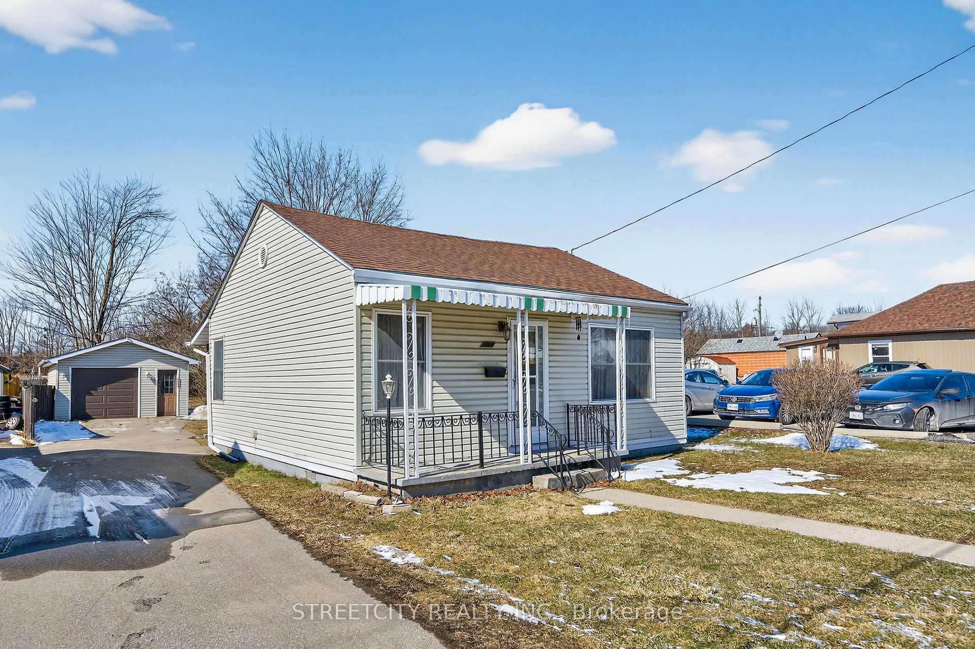 A pic from outside/outdoor area/front of a property/back of a property/a pic from drone, street for 384 Brock St, Brantford Ontario N3S 5Y7