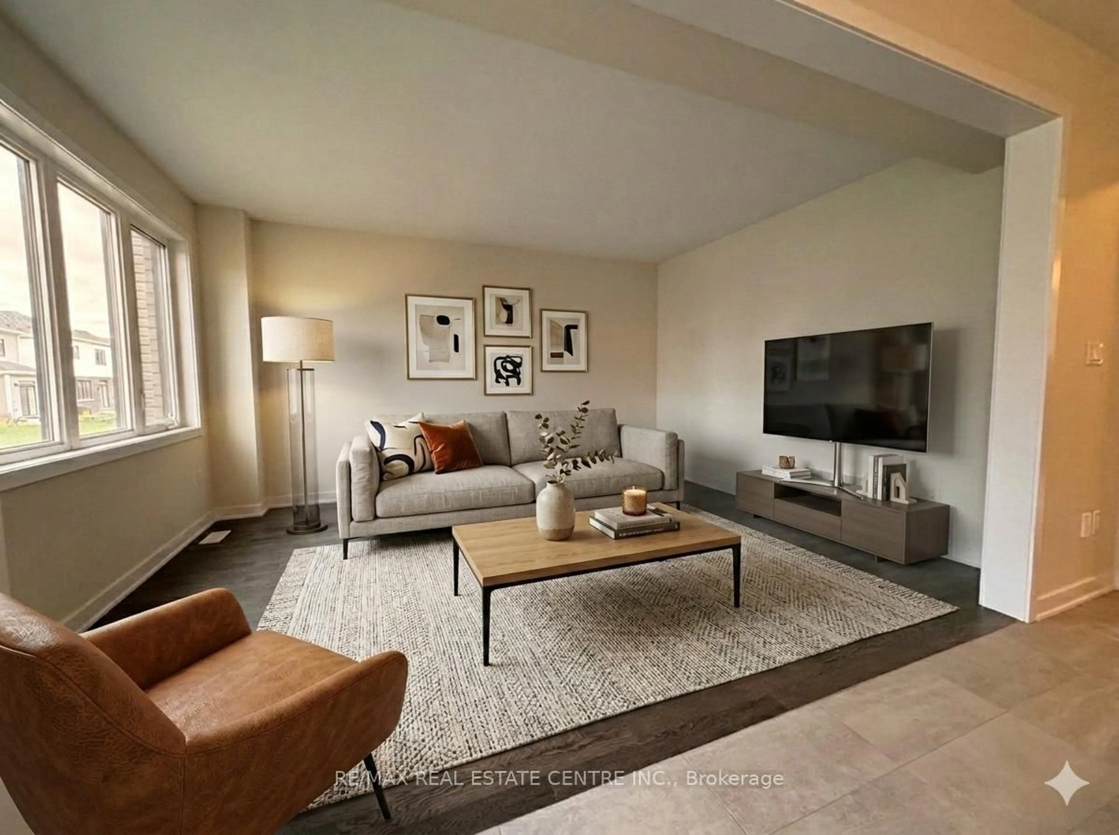 Living room with furniture, unknown for 17 Downriver Dr, Welland Ontario L3B 0M5