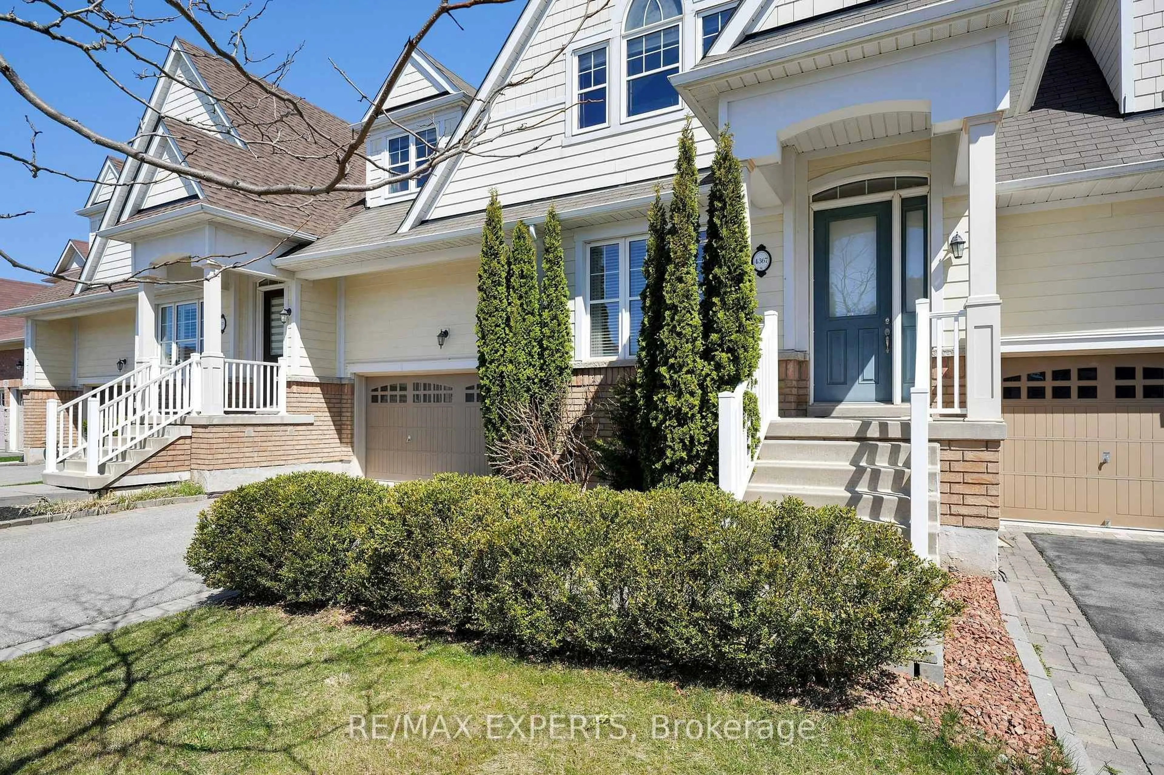 Home with vinyl exterior material, street for 4367 Chemonda St, Niagara Falls Ontario L2G 0E9