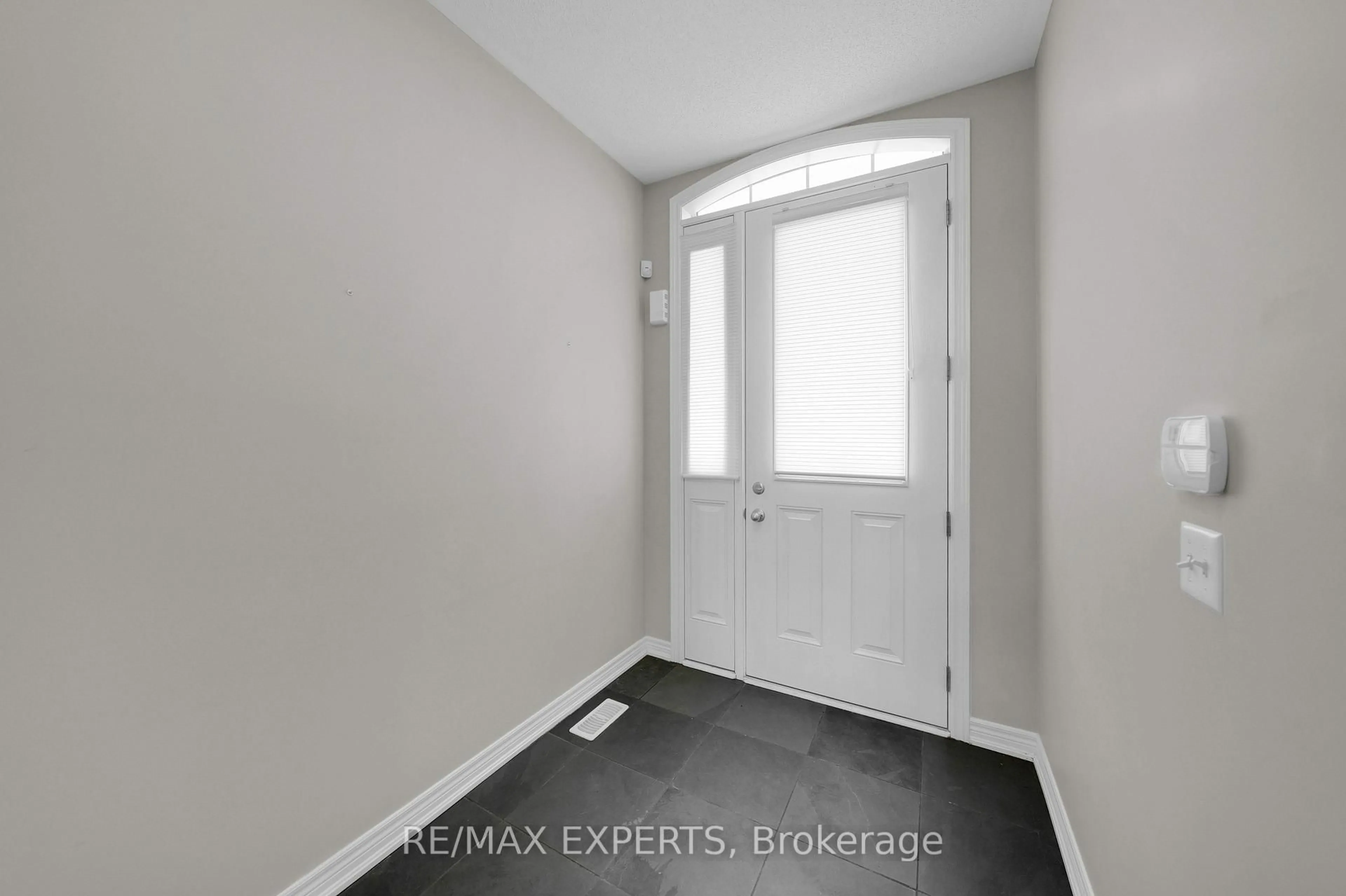 Indoor entryway for 4367 Chemonda St, Niagara Falls Ontario L2G 0E9