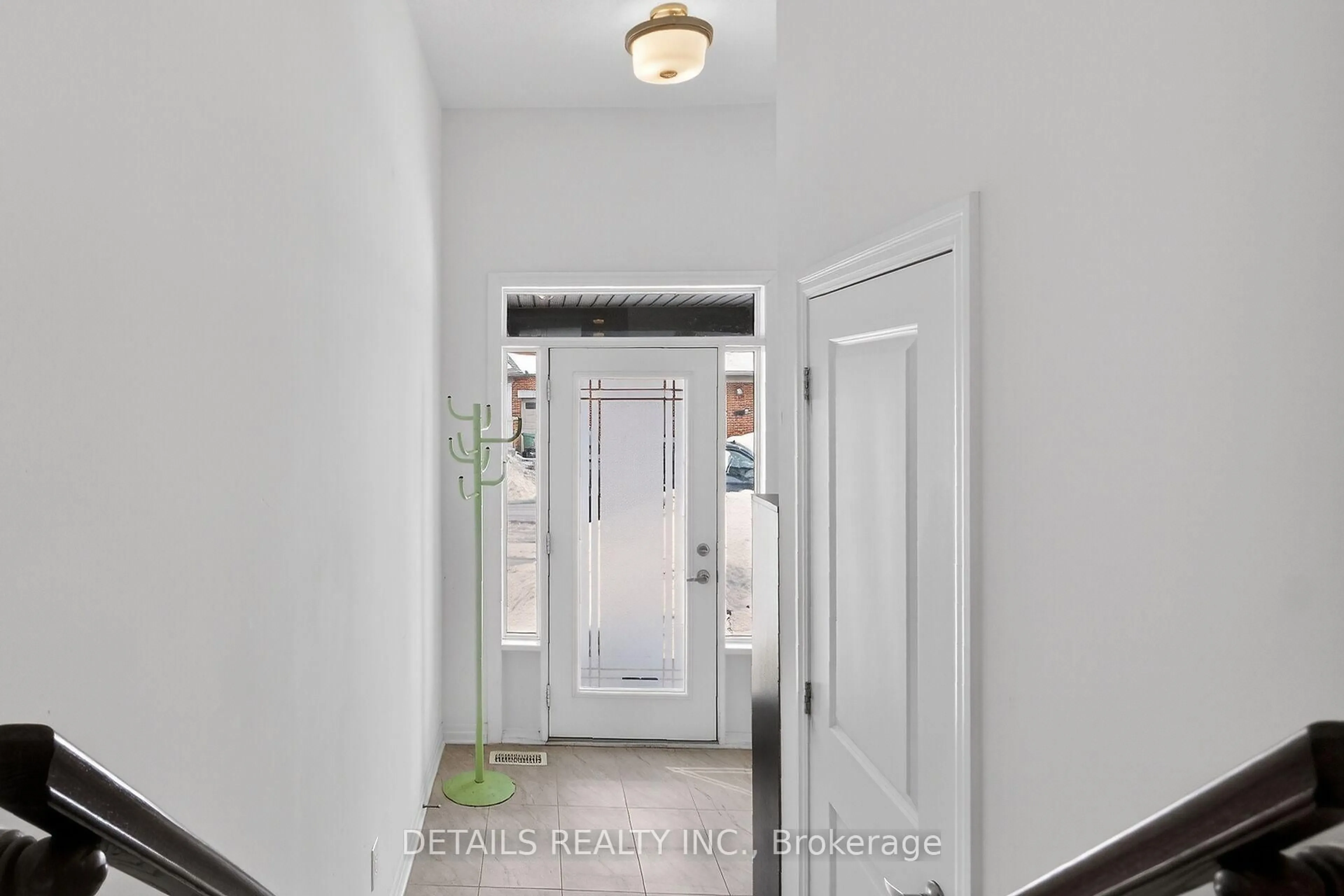 Indoor entryway for 124 Overberg Way, Ottawa Ontario K2S 0J7