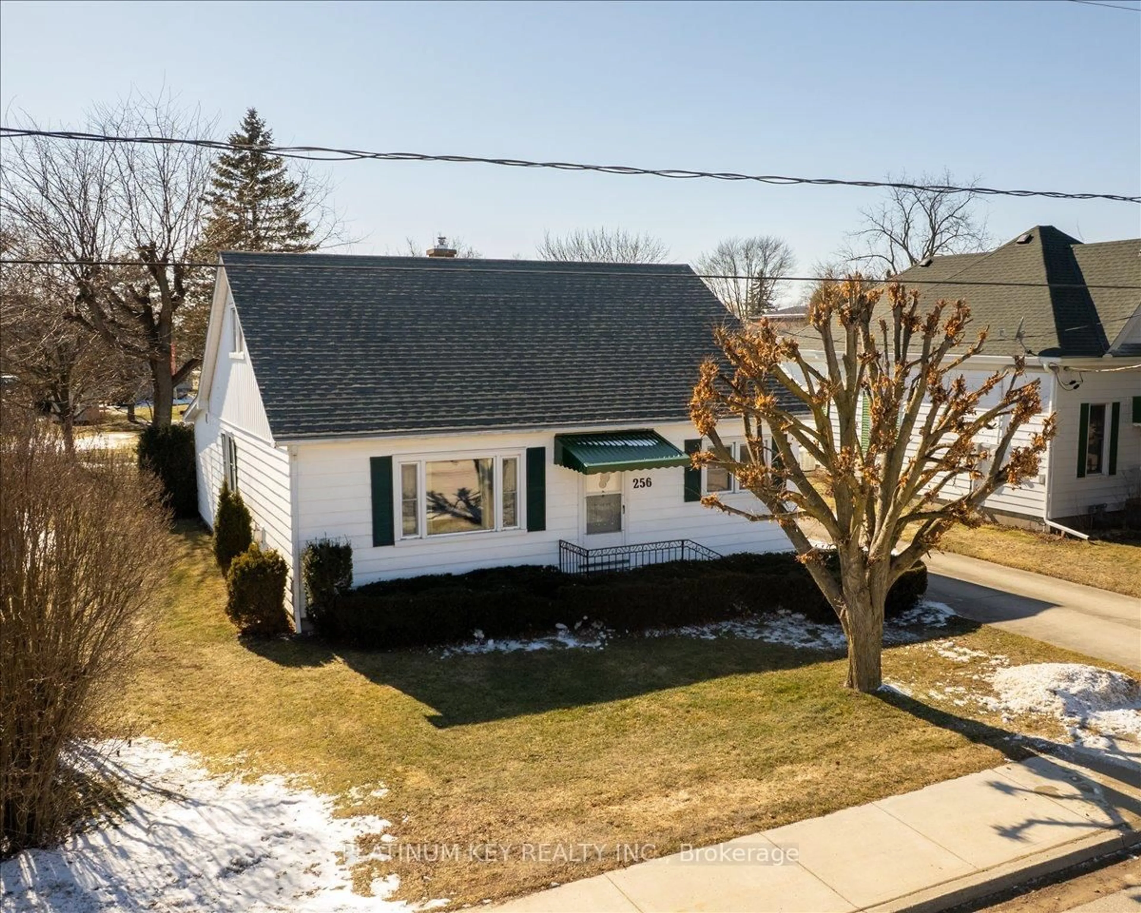A pic from outside/outdoor area/front of a property/back of a property/a pic from drone, street for 256 King St, Southwest Middlesex Ontario N0L 1M0