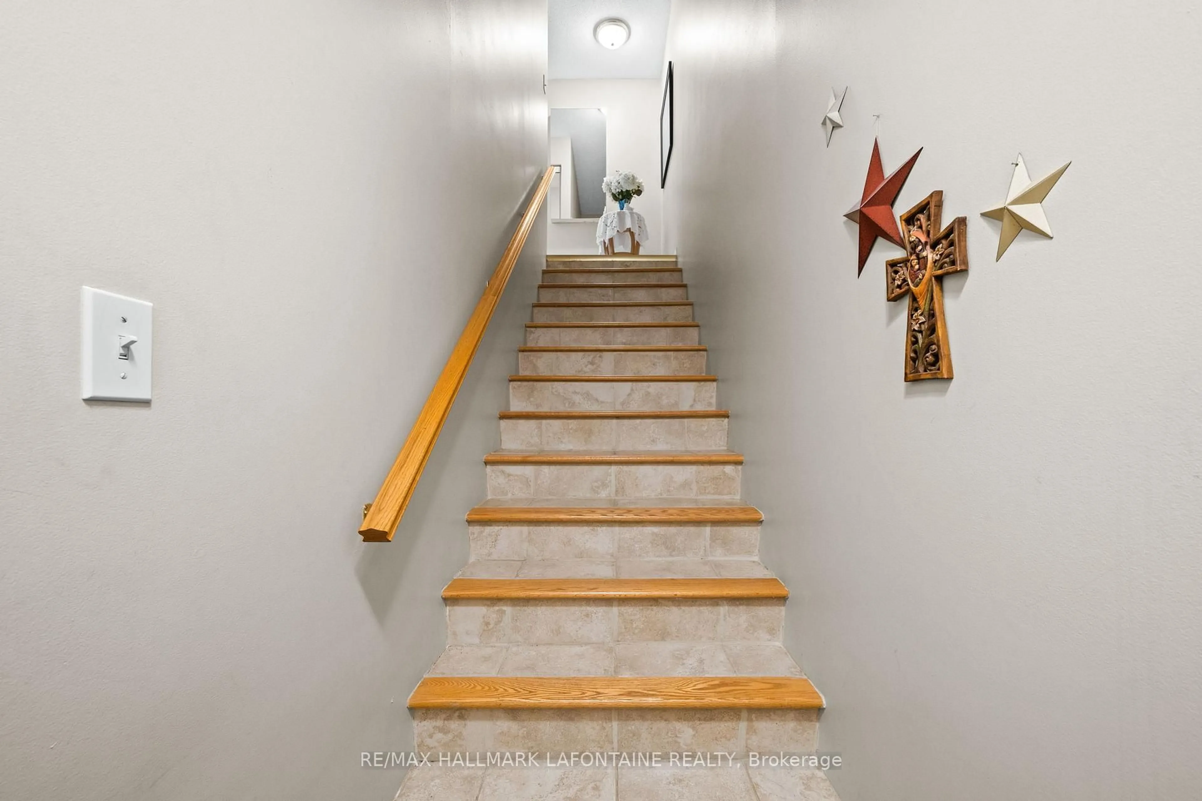 Stairs for 2929 Laurier St #103, Clarence-Rockland Ontario K4K 1T8