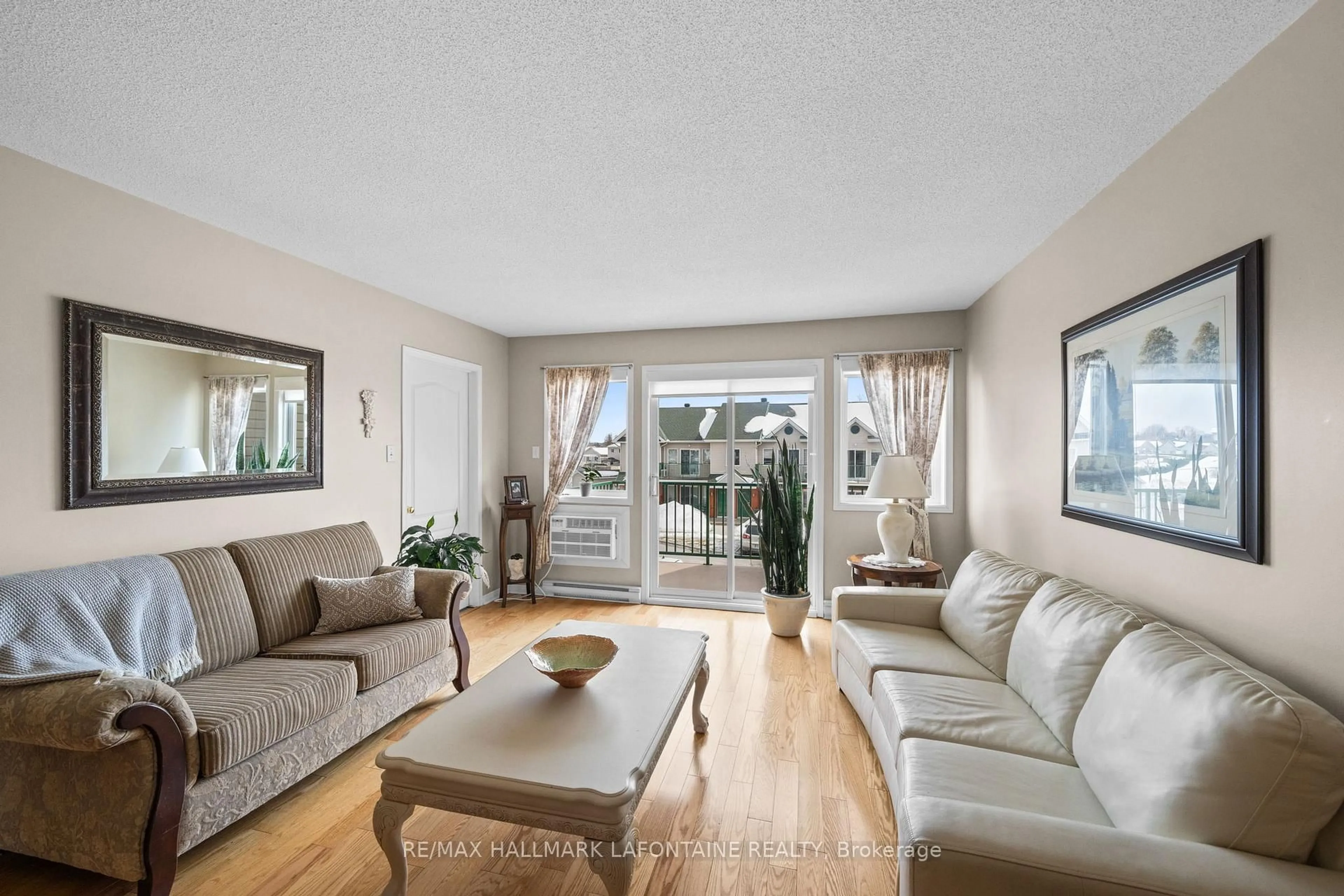 Living room with furniture, wood/laminate floor for 2929 Laurier St #103, Clarence-Rockland Ontario K4K 1T8