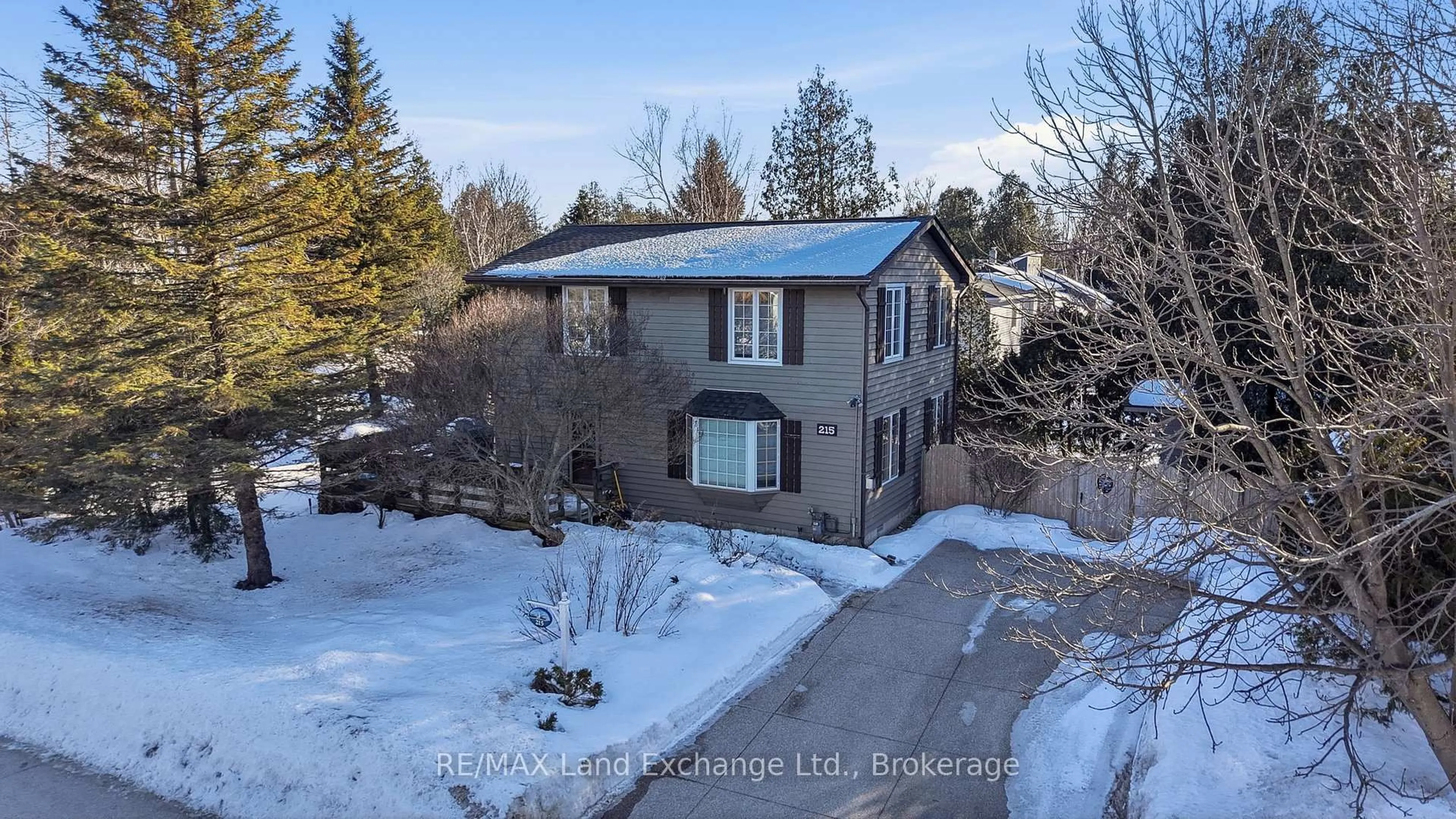 A pic from outside/outdoor area/front of a property/back of a property/a pic from drone, street for 215 Island St, Saugeen Shores Ontario N0H 2L0
