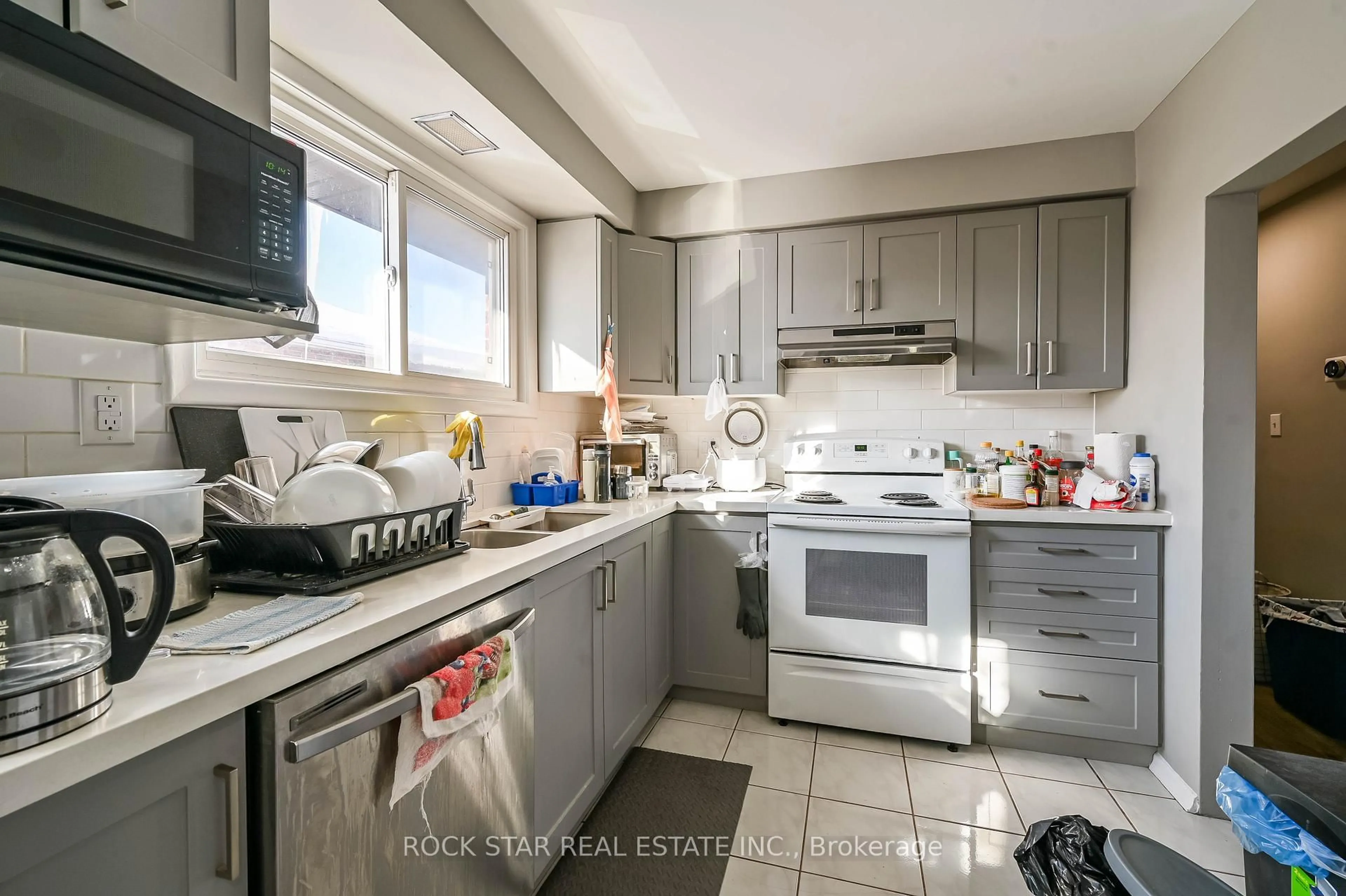 Standard kitchen, unknown for 76 Terrace Dr, Hamilton Ontario L9A 2Y6