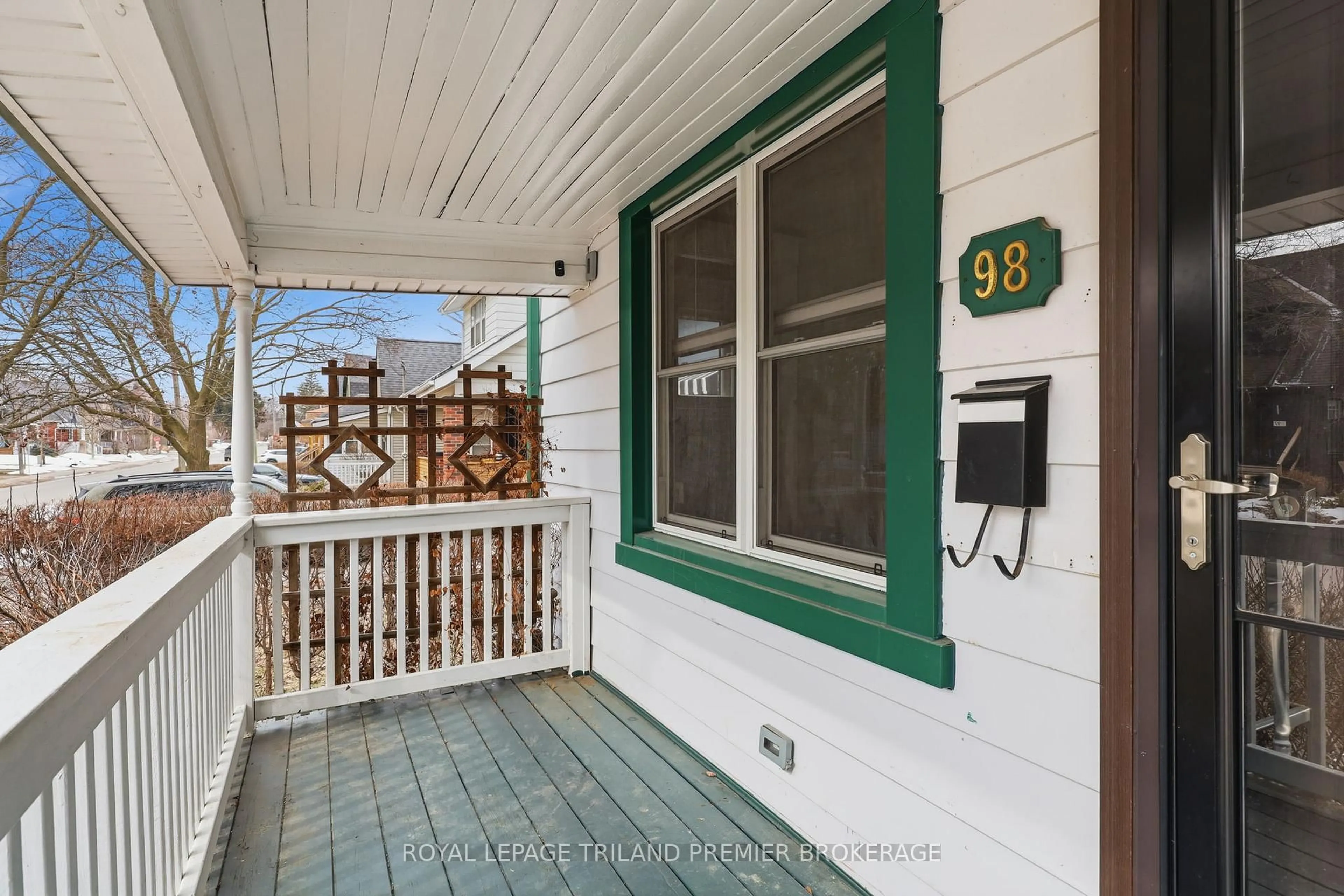 Indoor entryway for 98 BRISCOE St, London South Ontario N6C 1X2
