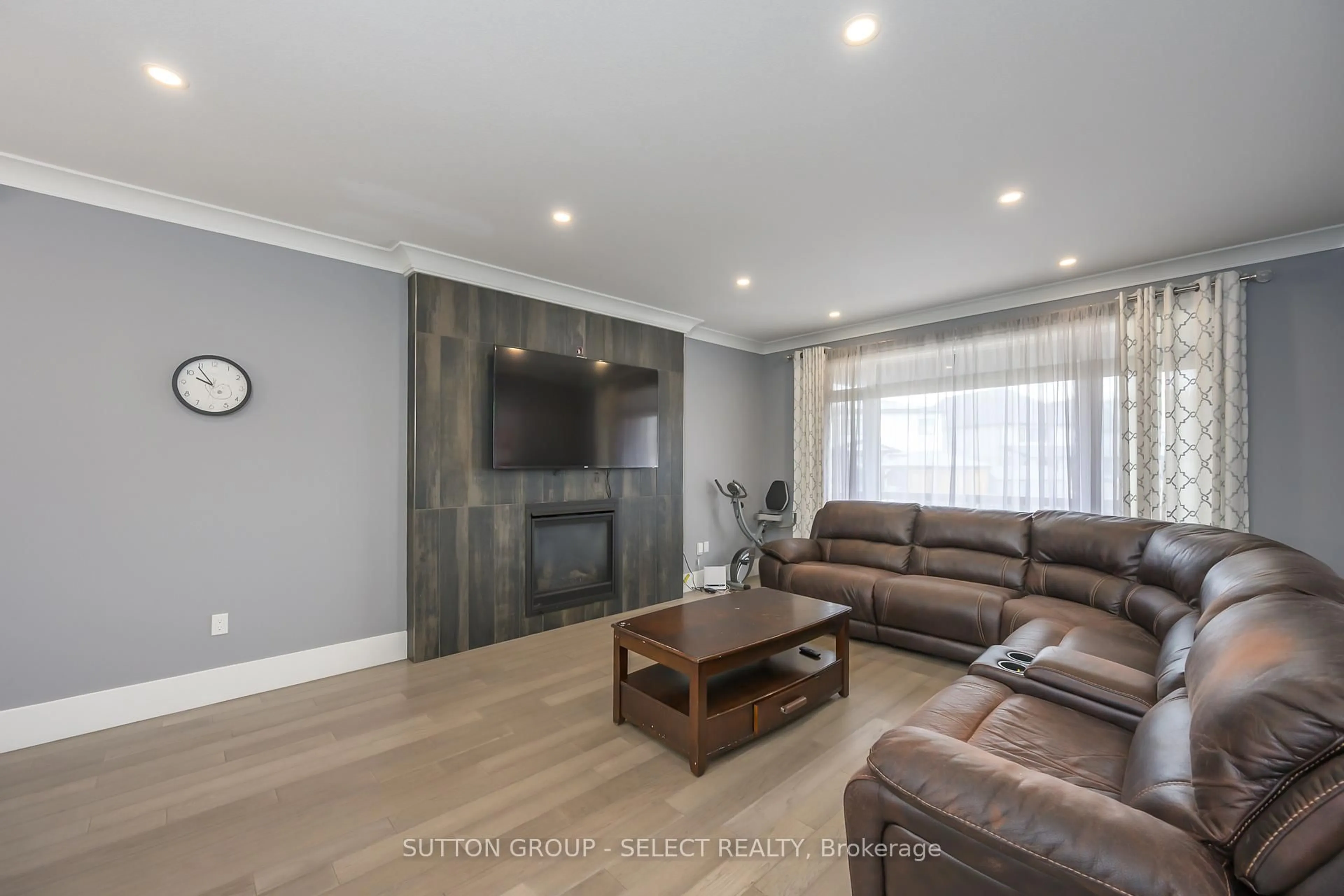 Living room with furniture, wood/laminate floor for 1796 BRAYFORD Ave, London South Ontario N6K 0H4
