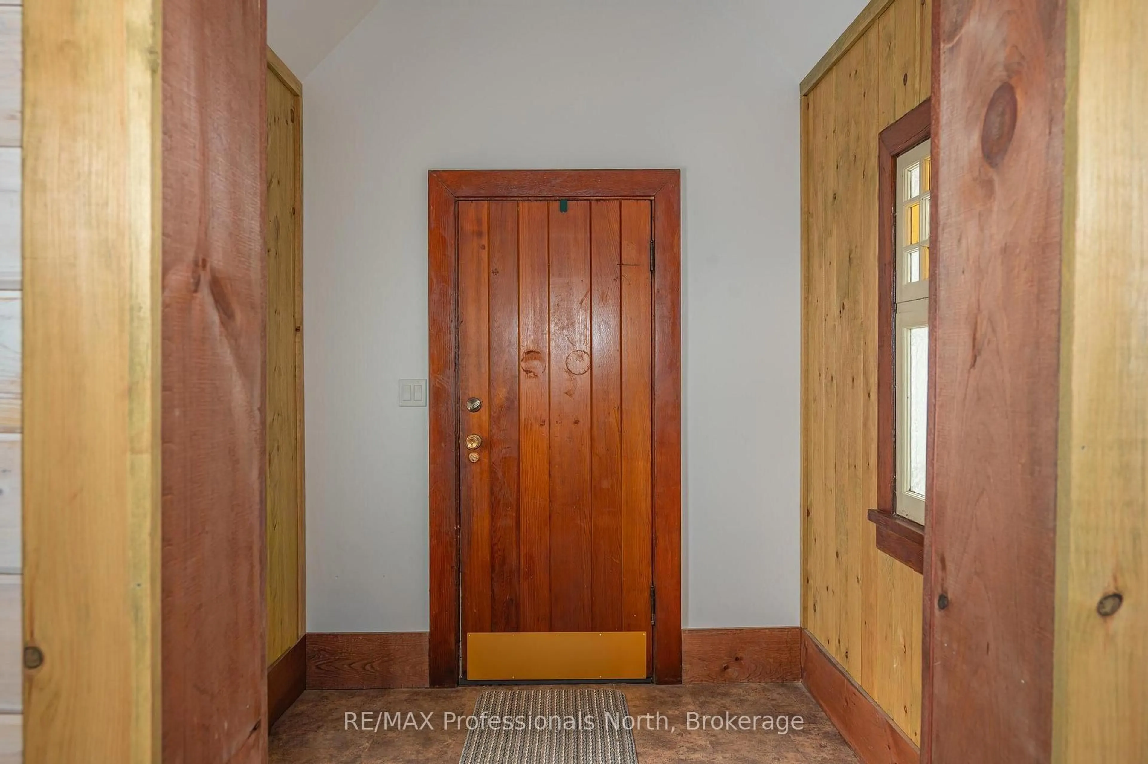 Indoor foyer for 4 Dickson St, Kawartha Lakes Ontario K0M 2A0