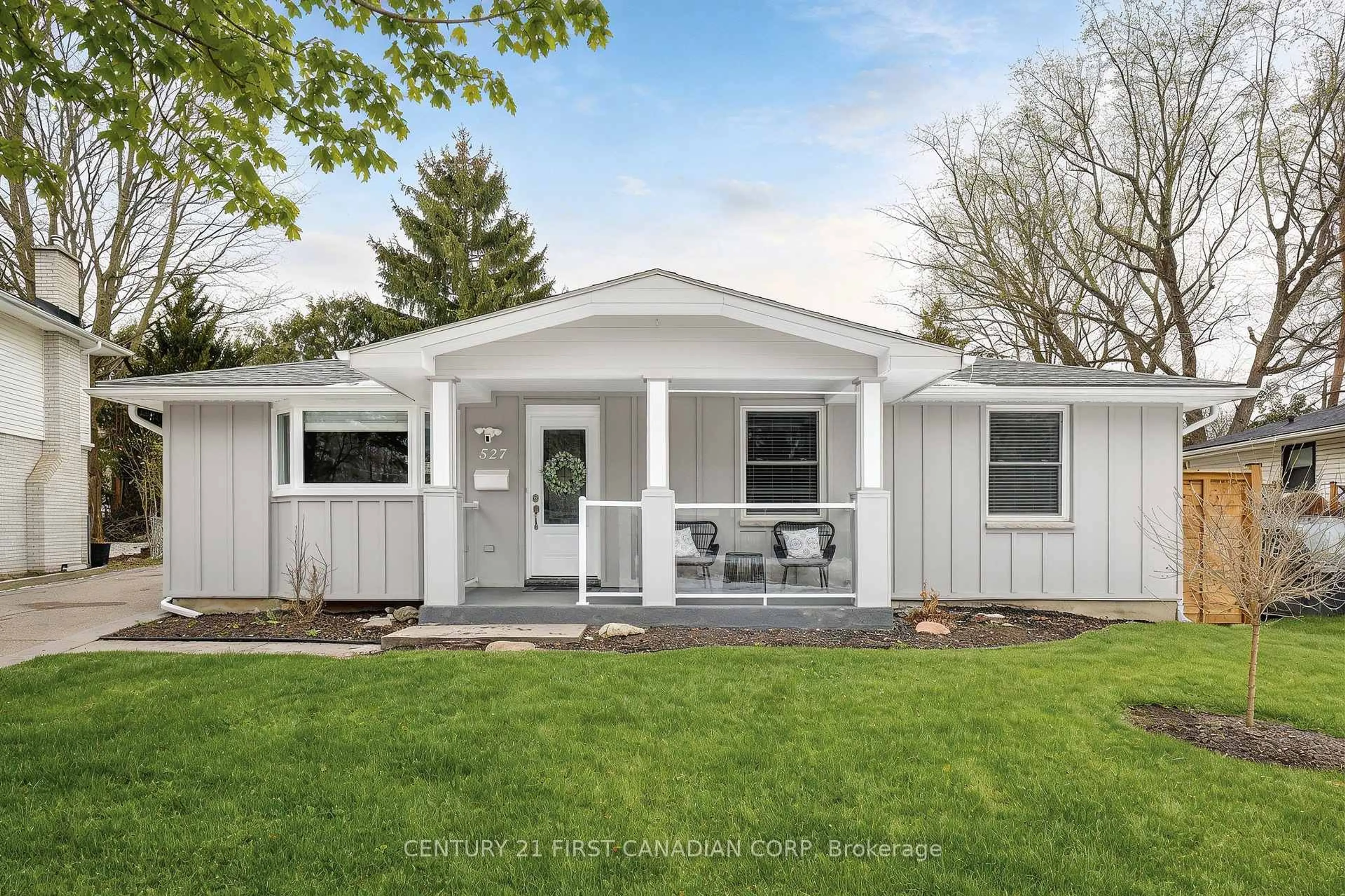 Home with vinyl exterior material, street for 527 BELVEDERE Ave, London South Ontario N6K 2R4