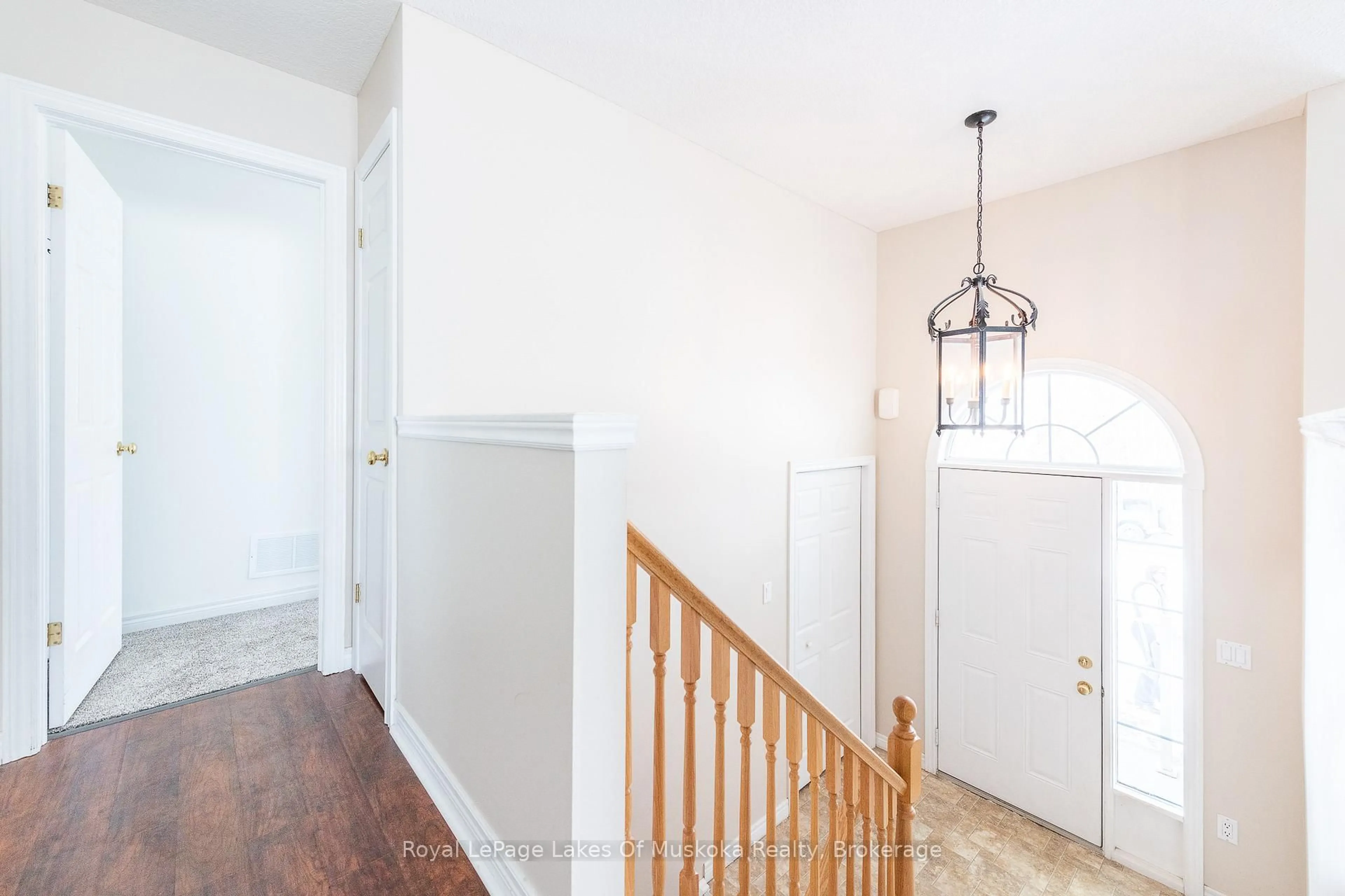 Indoor entryway for 25 Kendra Cres, Huntsville Ontario P1H 2M5