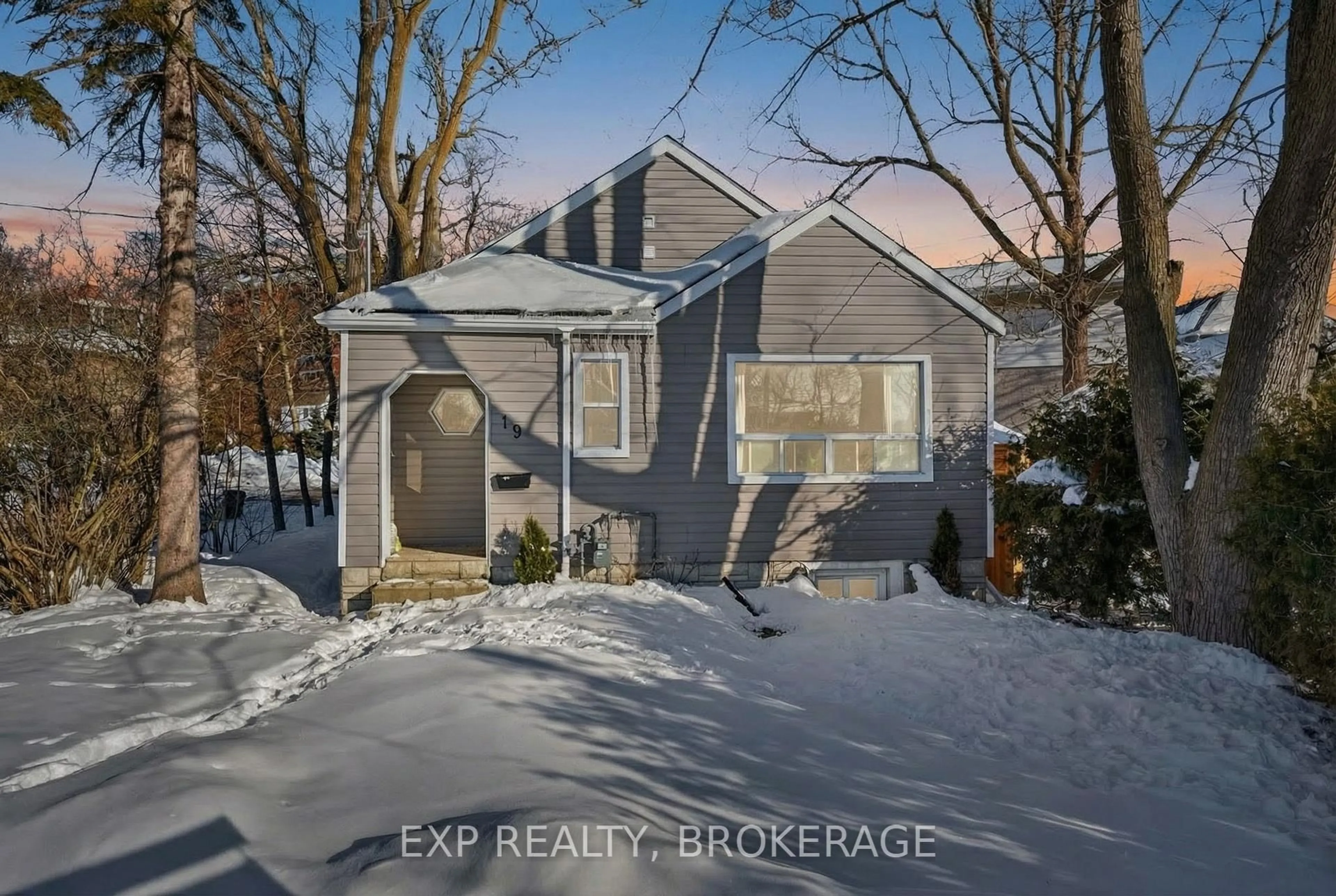 A pic from outside/outdoor area/front of a property/back of a property/a pic from drone, street for 19 Scott St, Kingston Ontario K7L 1L3