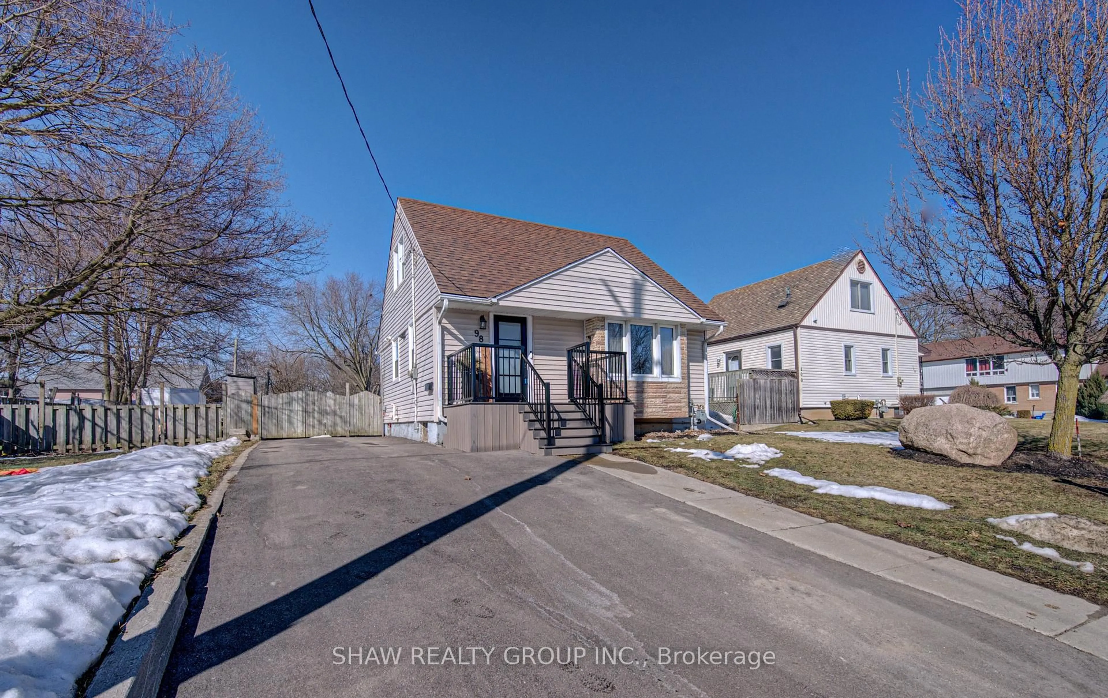 A pic from outside/outdoor area/front of a property/back of a property/a pic from drone, street for 98 Ballantyne Ave, Cambridge Ontario N1R 2S5