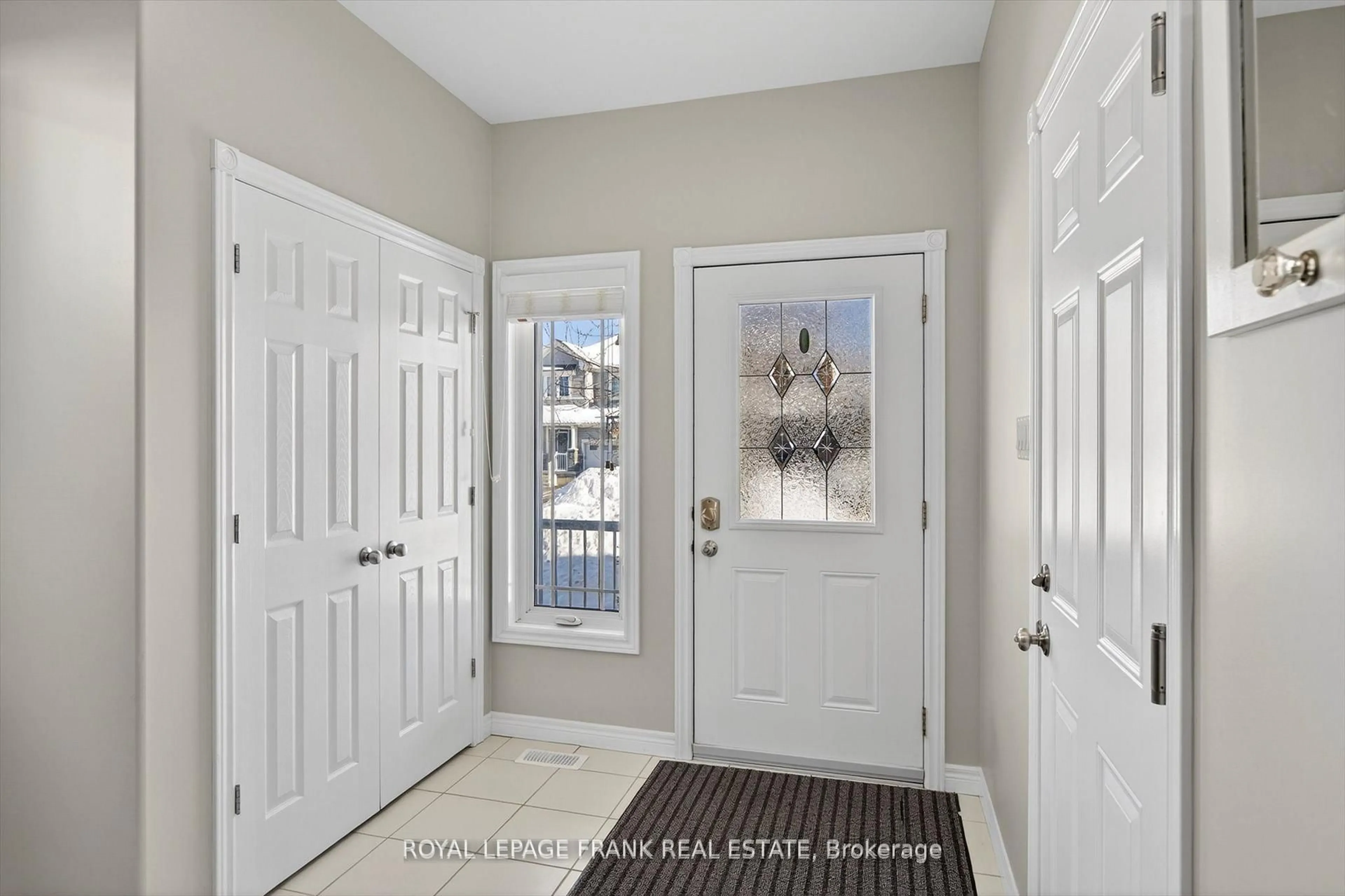 Indoor entryway for 859 Emery Way, Peterborough Ontario K9J 0H7