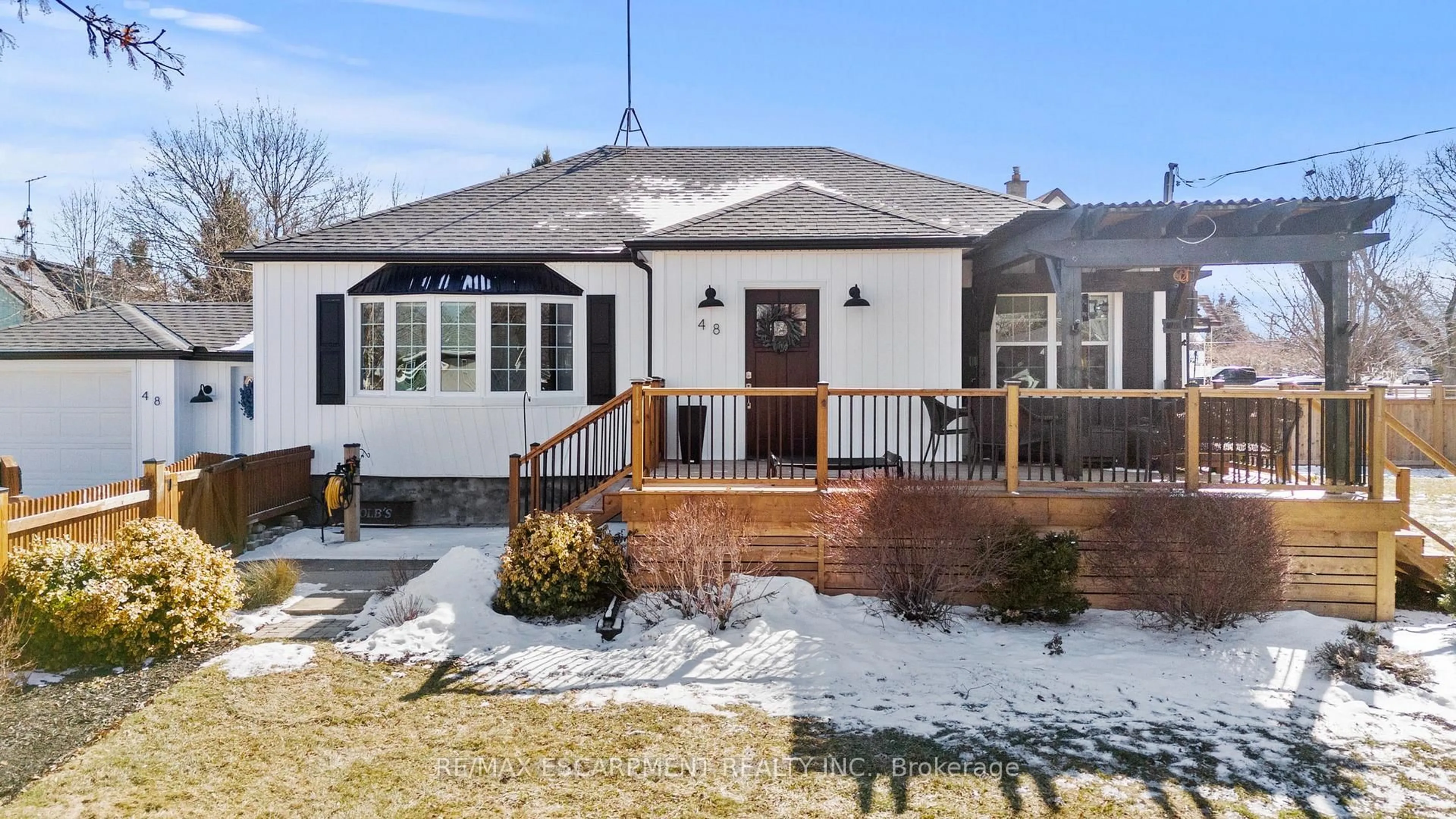 Home with brick exterior material, street for 48 Windsor Rd, St. Catharines Ontario L2N 3A4
