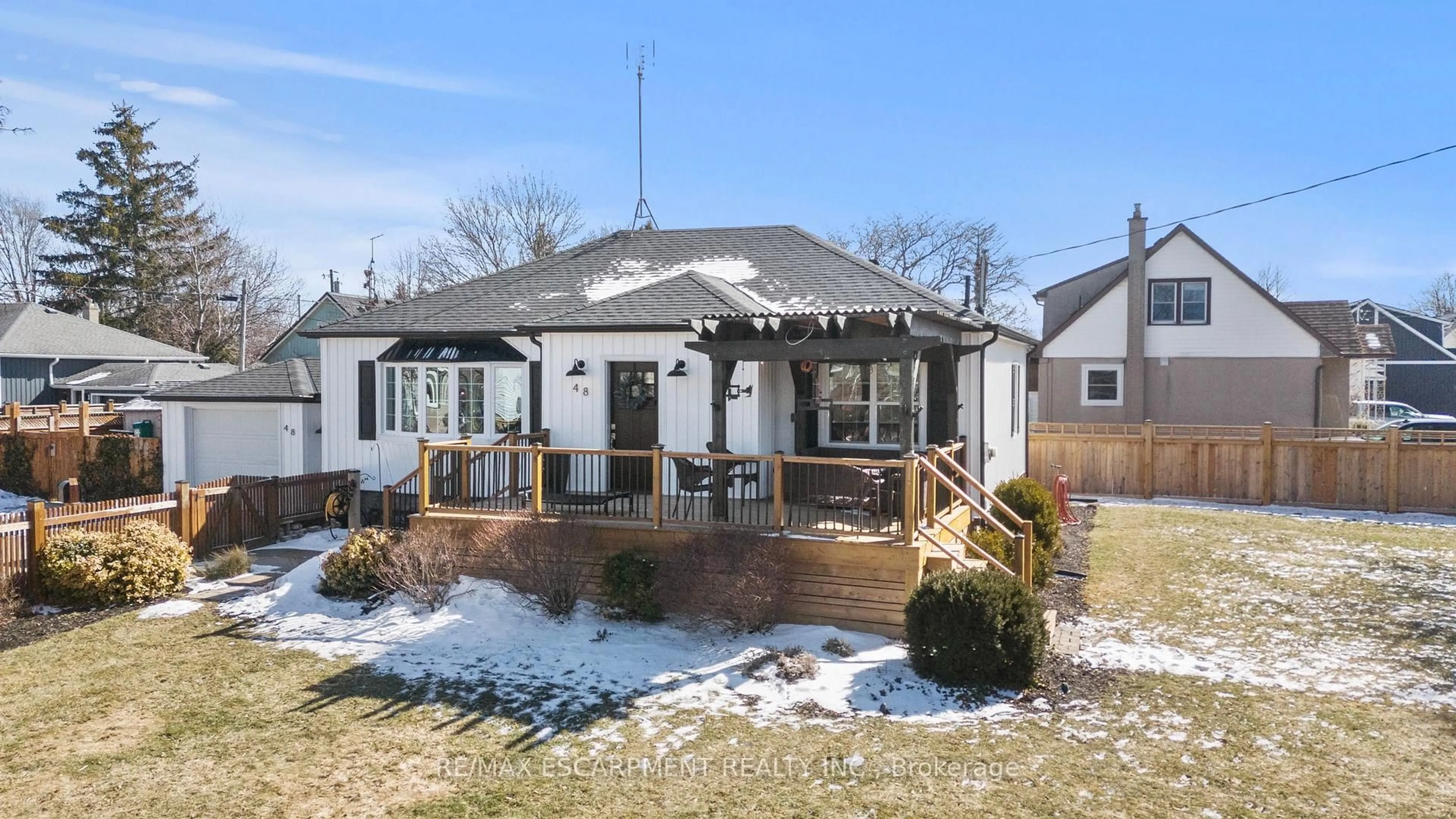 Home with brick exterior material, street for 48 Windsor Rd, St. Catharines Ontario L2N 3A4