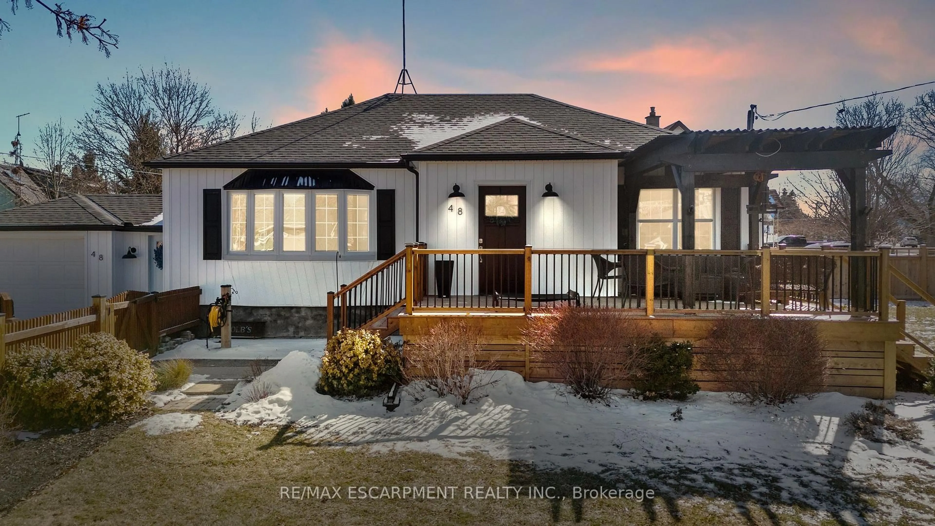 Home with brick exterior material, street for 48 Windsor Rd, St. Catharines Ontario L2N 3A4