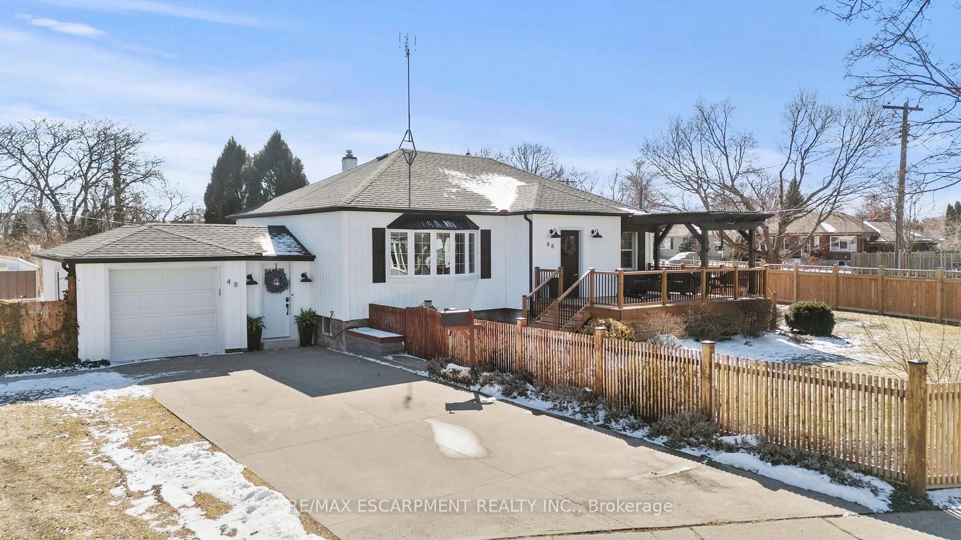 A pic from outside/outdoor area/front of a property/back of a property/a pic from drone, street for 48 Windsor Rd, St. Catharines Ontario L2N 3A4