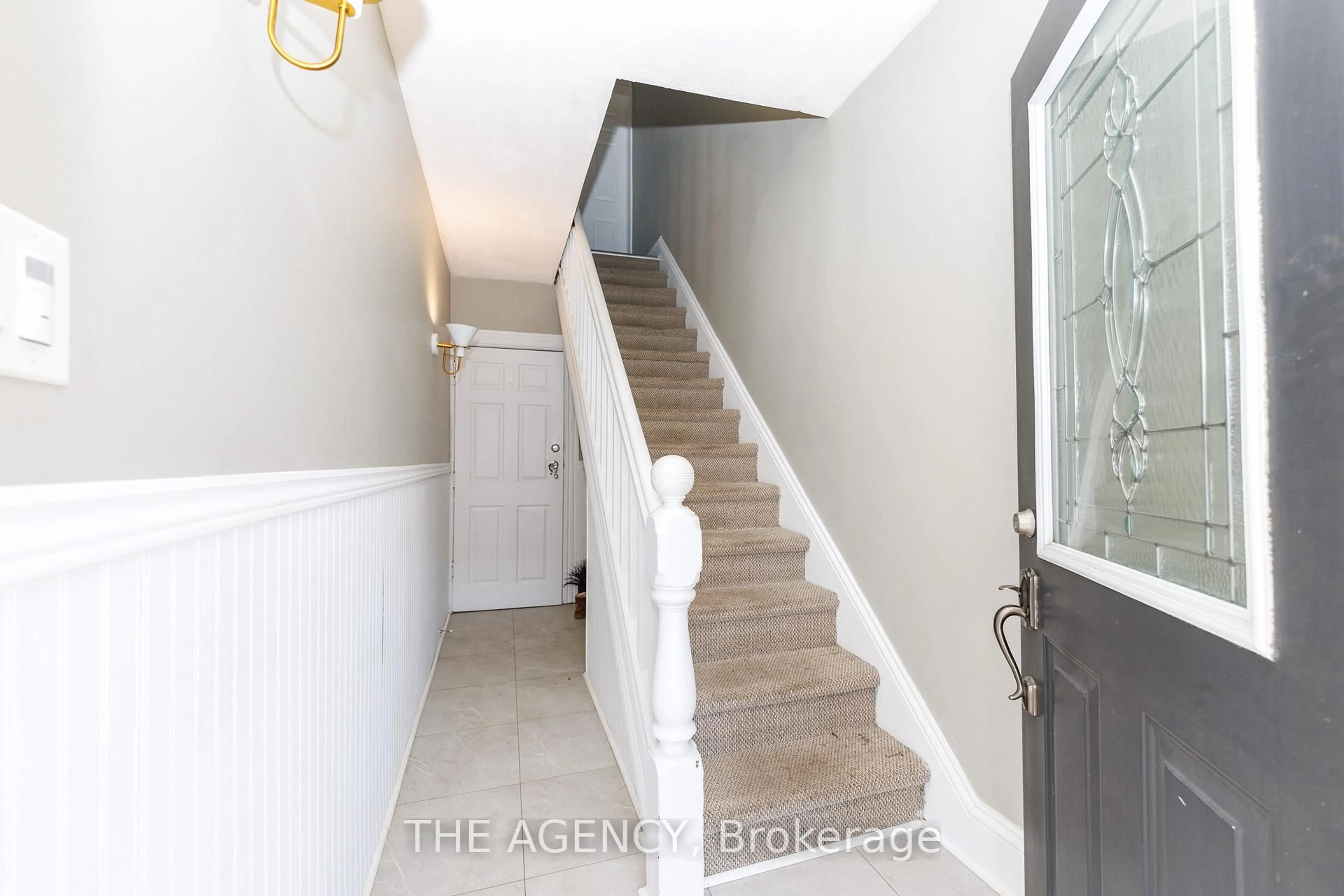 Indoor foyer for 242 Jarvis St, Fort Erie Ontario L2A 2S5