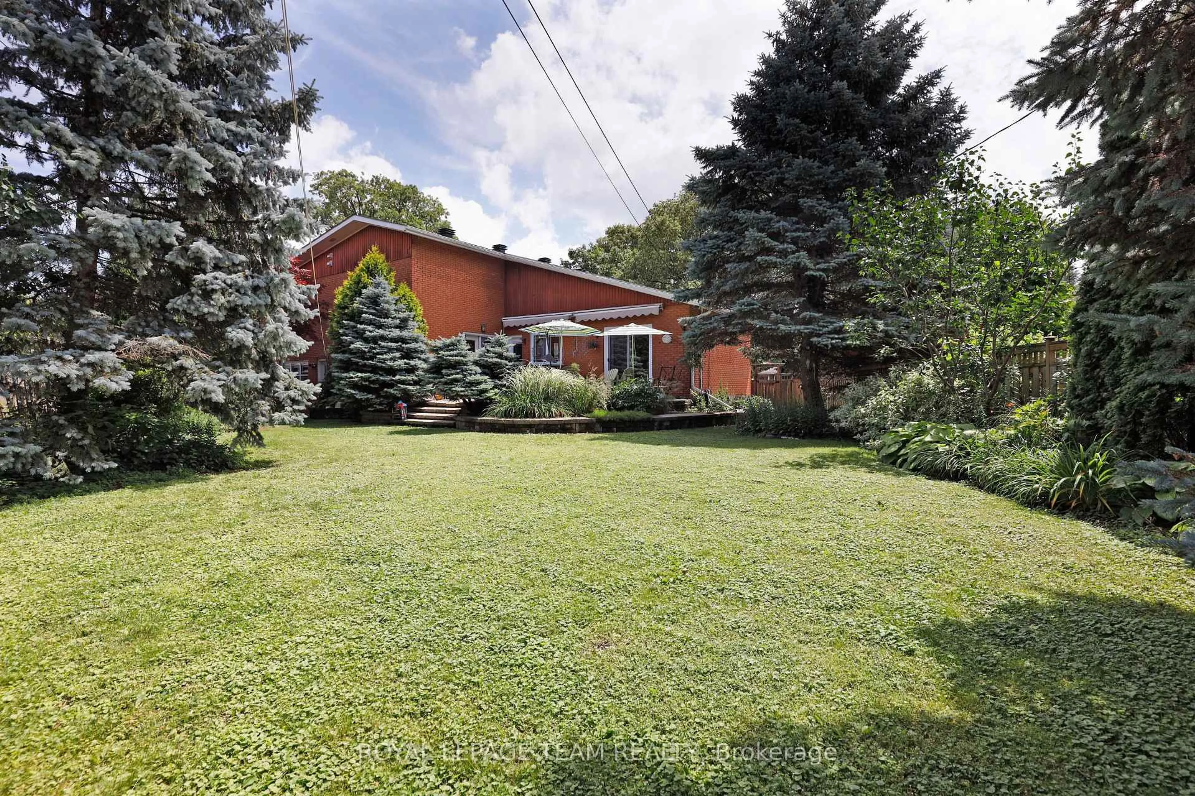 A pic from outside/outdoor area/front of a property/back of a property/a pic from drone, street for 1939 Wembley Ave, Ottawa Ontario K2A 1A8