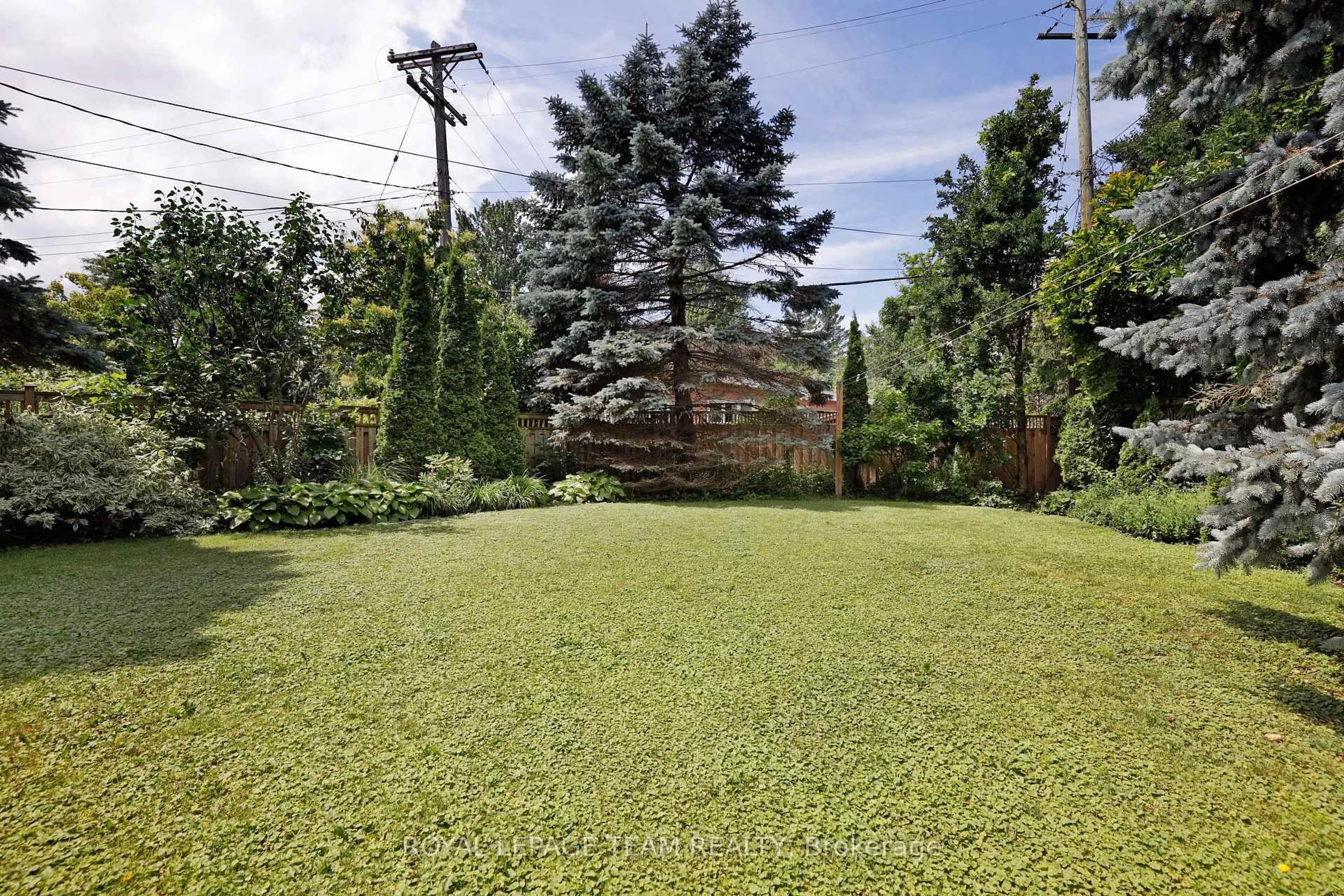 Patio, street for 1939 Wembley Ave, Ottawa Ontario K2A 1A8