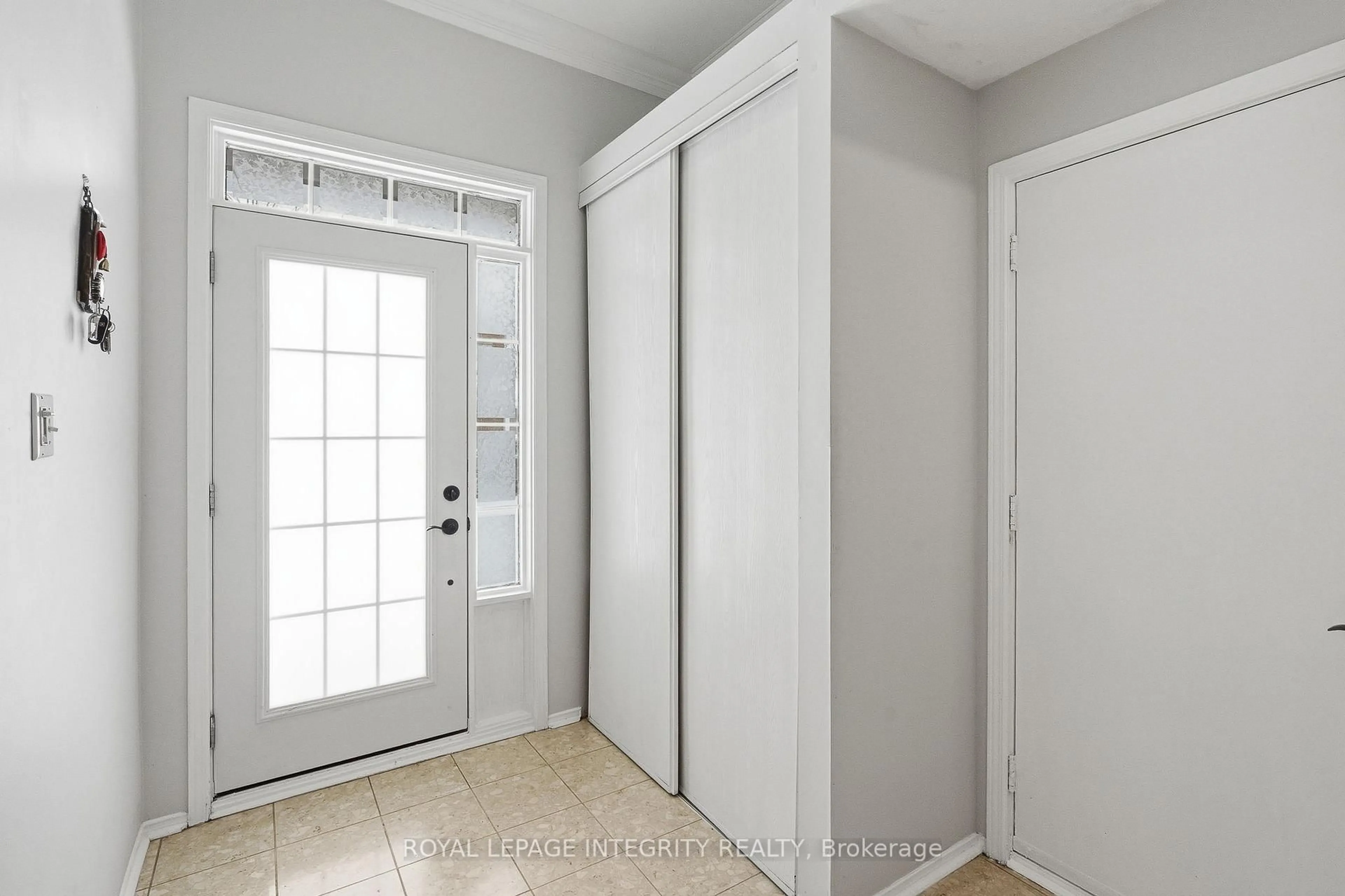 Indoor entryway for 2104 Sandy Oaks Dr, Ottawa Ontario K1W 1H5