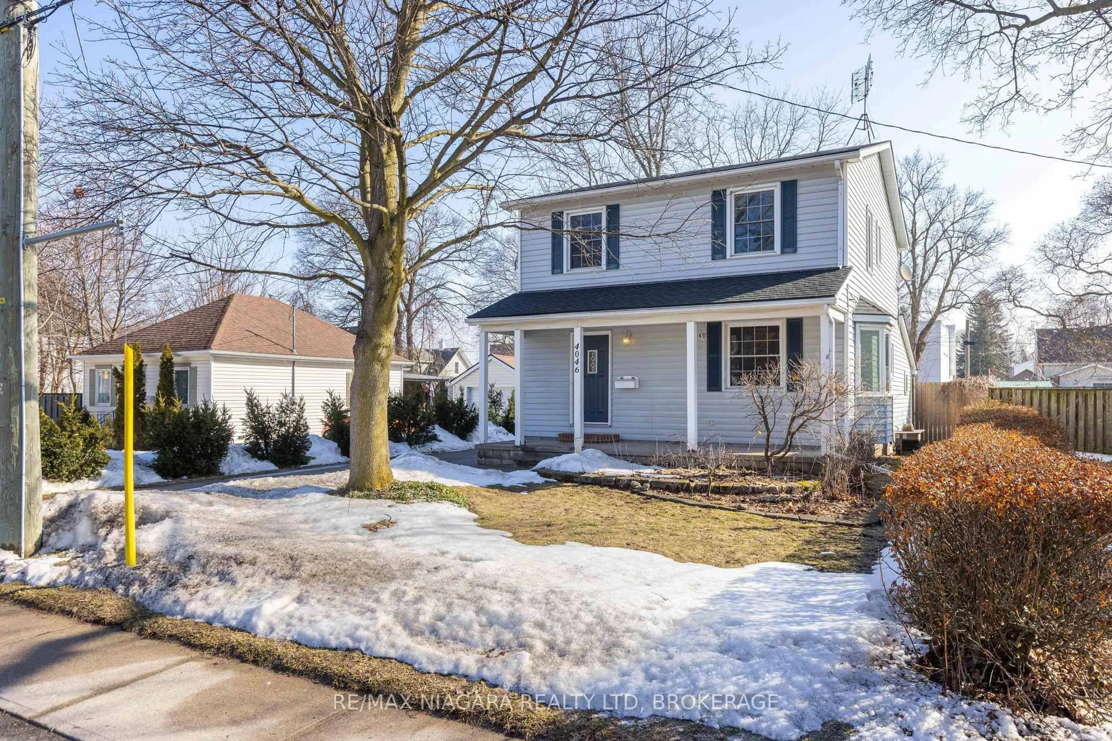 Home with vinyl exterior material, street for 4046 St James Ave, Niagara Falls Ontario L2E 6H6