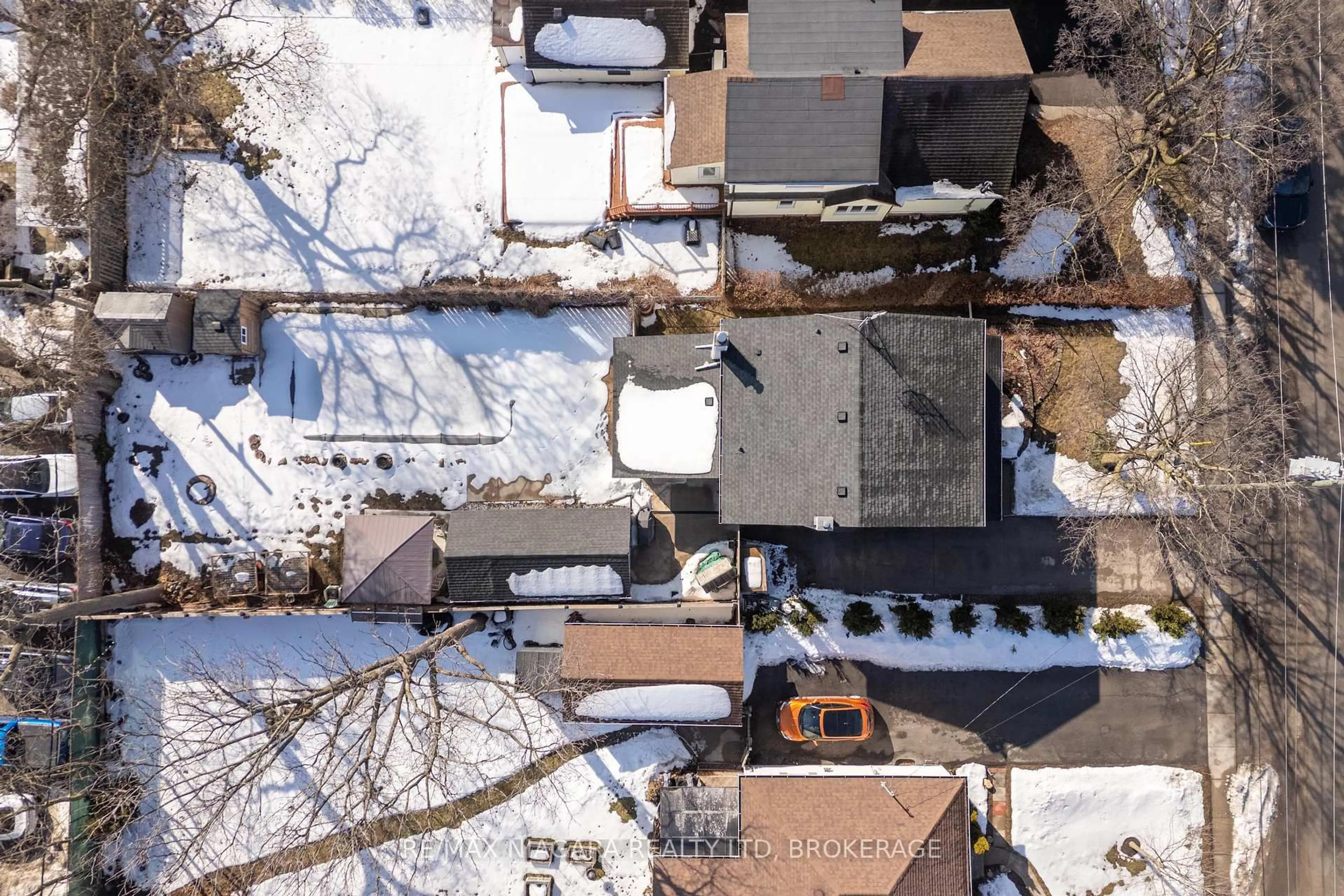 A pic from outside/outdoor area/front of a property/back of a property/a pic from drone, street for 4046 St James Ave, Niagara Falls Ontario L2E 6H6