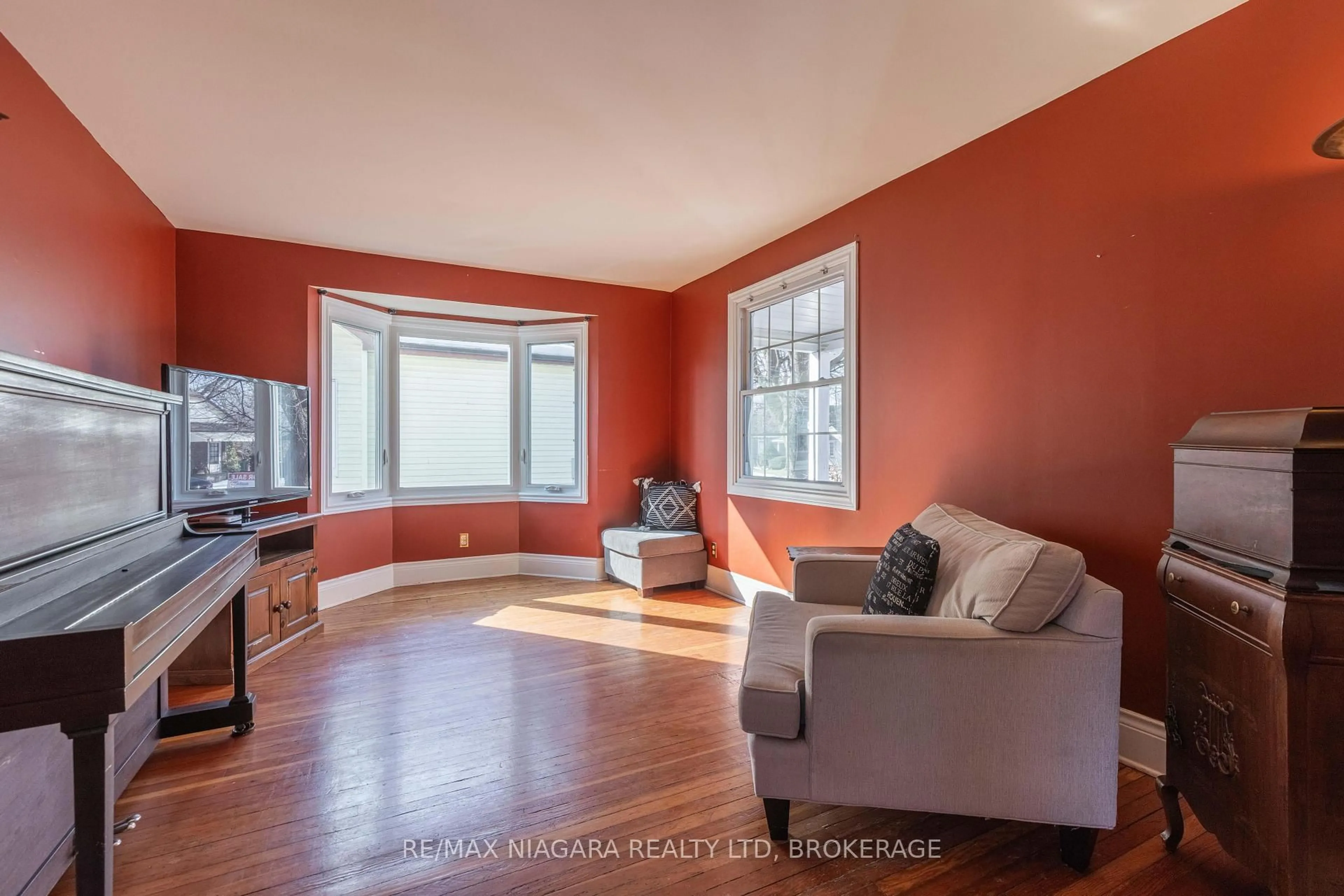 Living room with furniture, unknown for 4046 St James Ave, Niagara Falls Ontario L2E 6H6